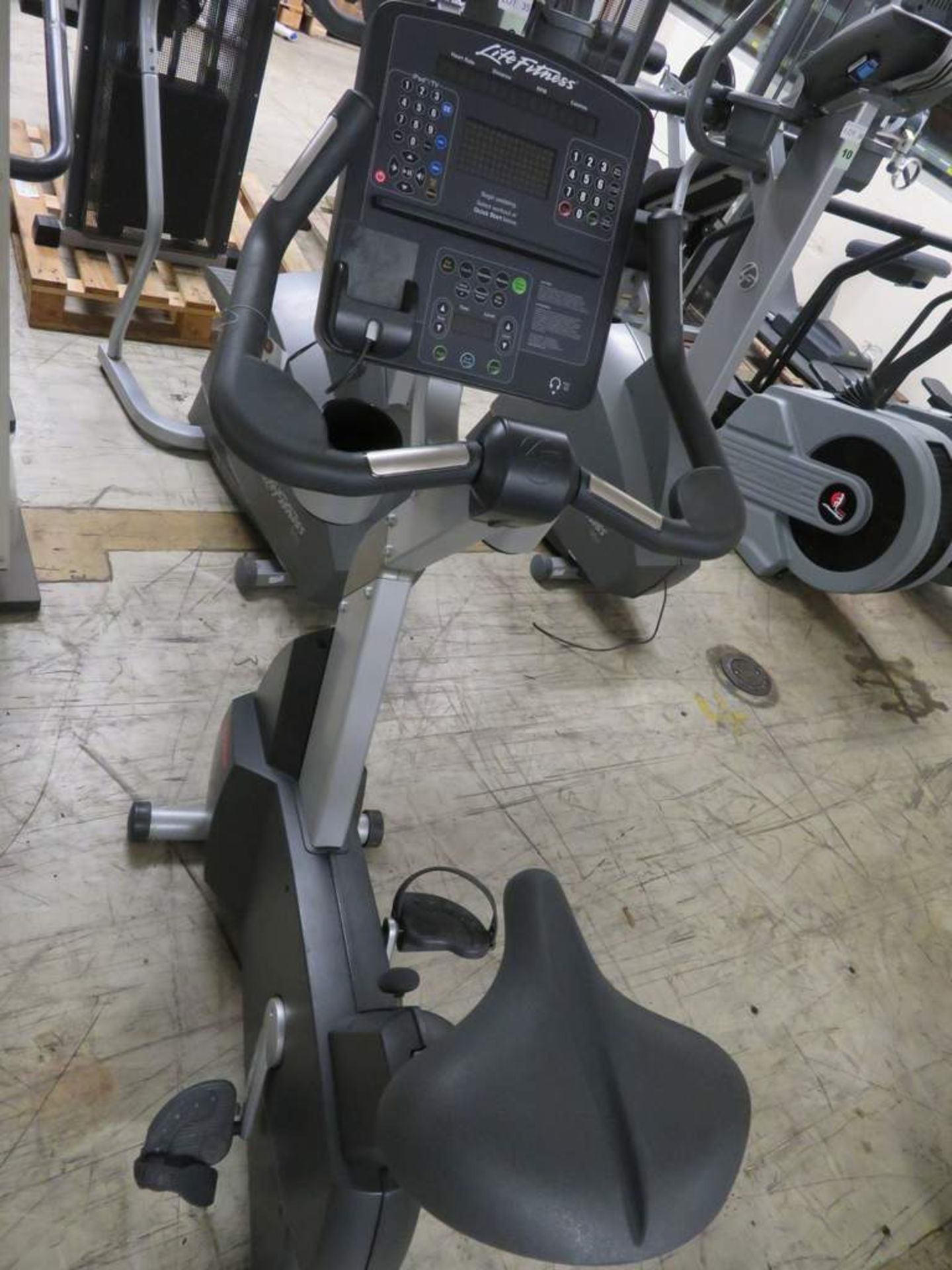 Life Fitness CLSC Upright Exercise Bike - Bild 3 aus 9