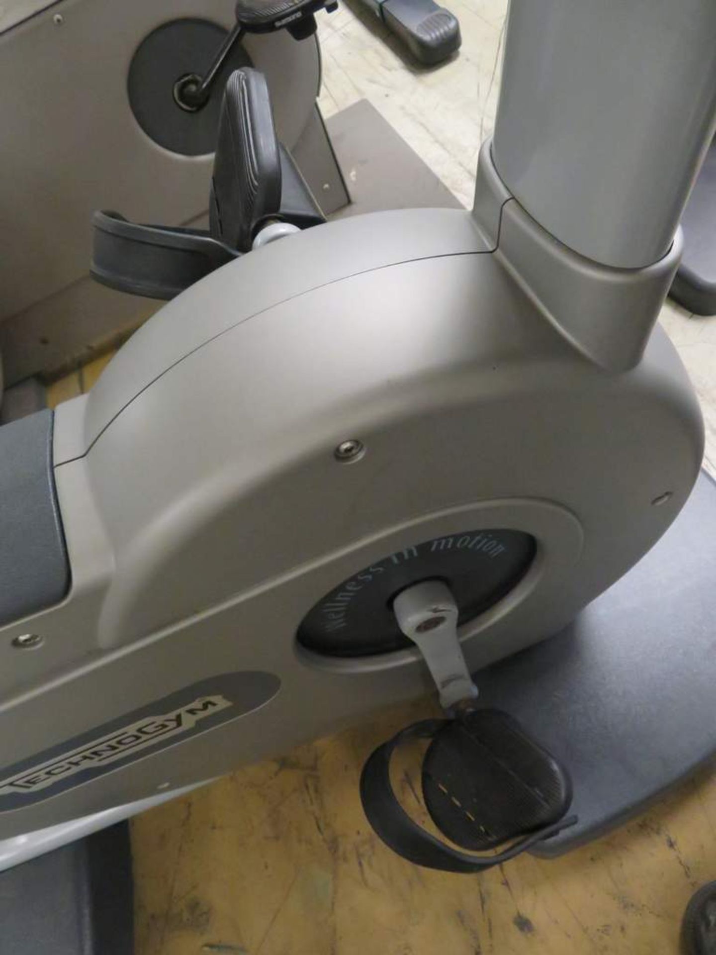 Technogym Excite 500i Upright Exercise Bike - Bild 4 aus 9