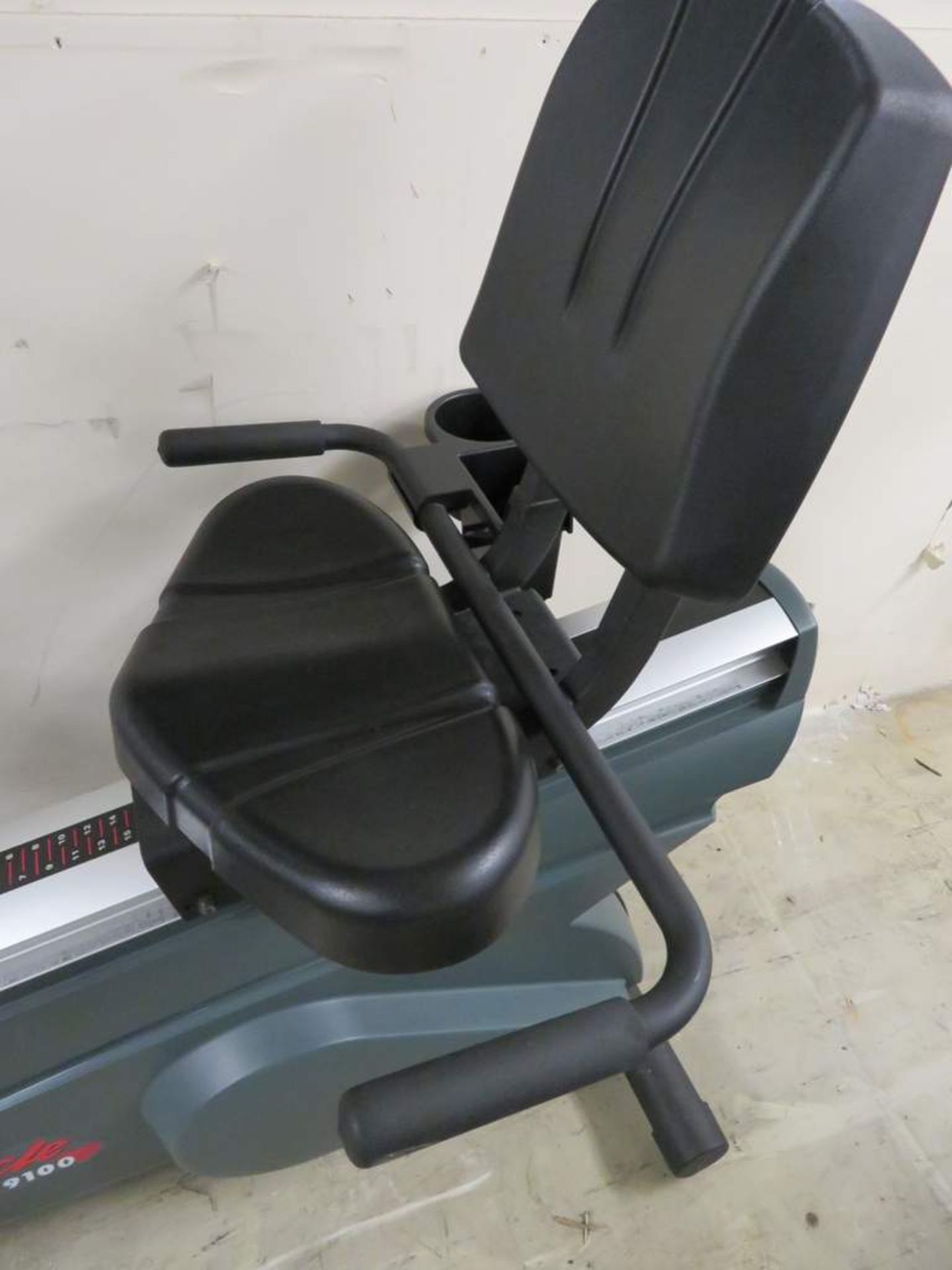 Life Fitness 9100 Recumbent Exercise Bike - Image 6 of 8