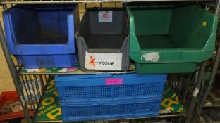 4x Plastic storage bins