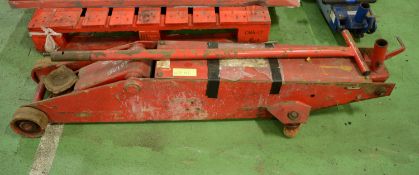 10 tonne Trolley Jack (red).