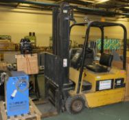 Cat F30 Electric Forklift - 1400kg - with batterycharger - runs but out of charge, with ba