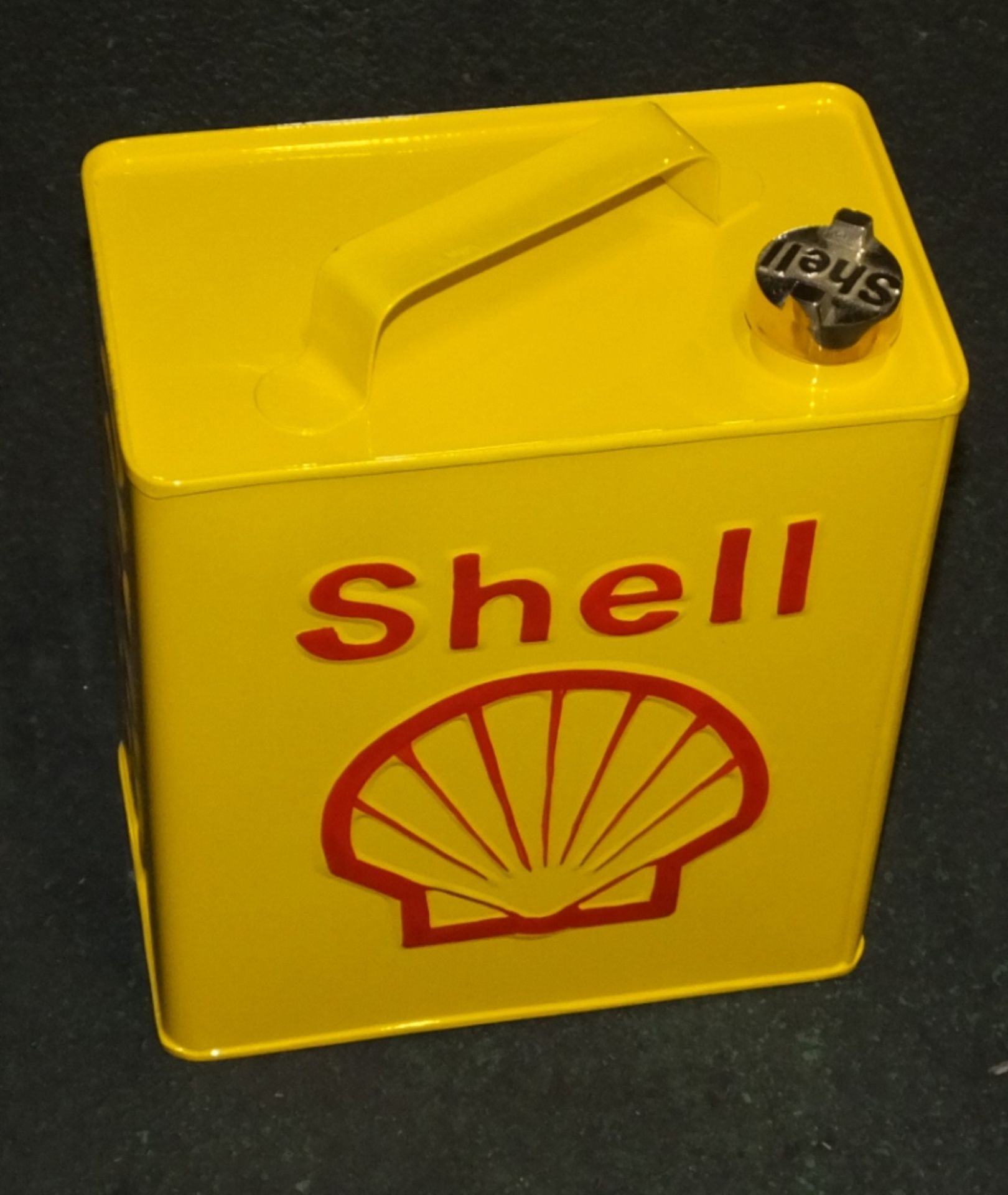Shell ornamental oil can