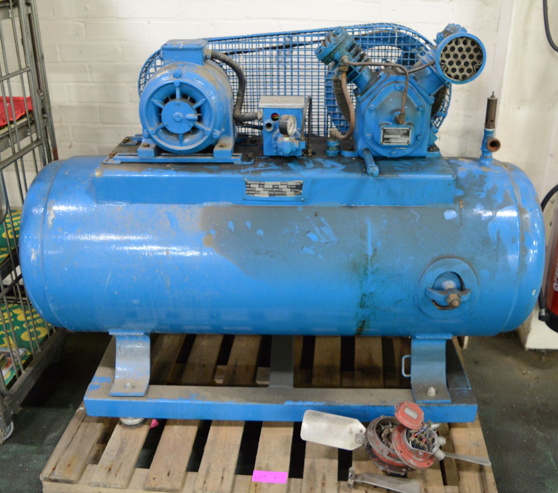 Ingersoll Rand Air Compressor - 220 PSI - 415V - A £5 LOADING FEE APPLIES TO THIS LOT