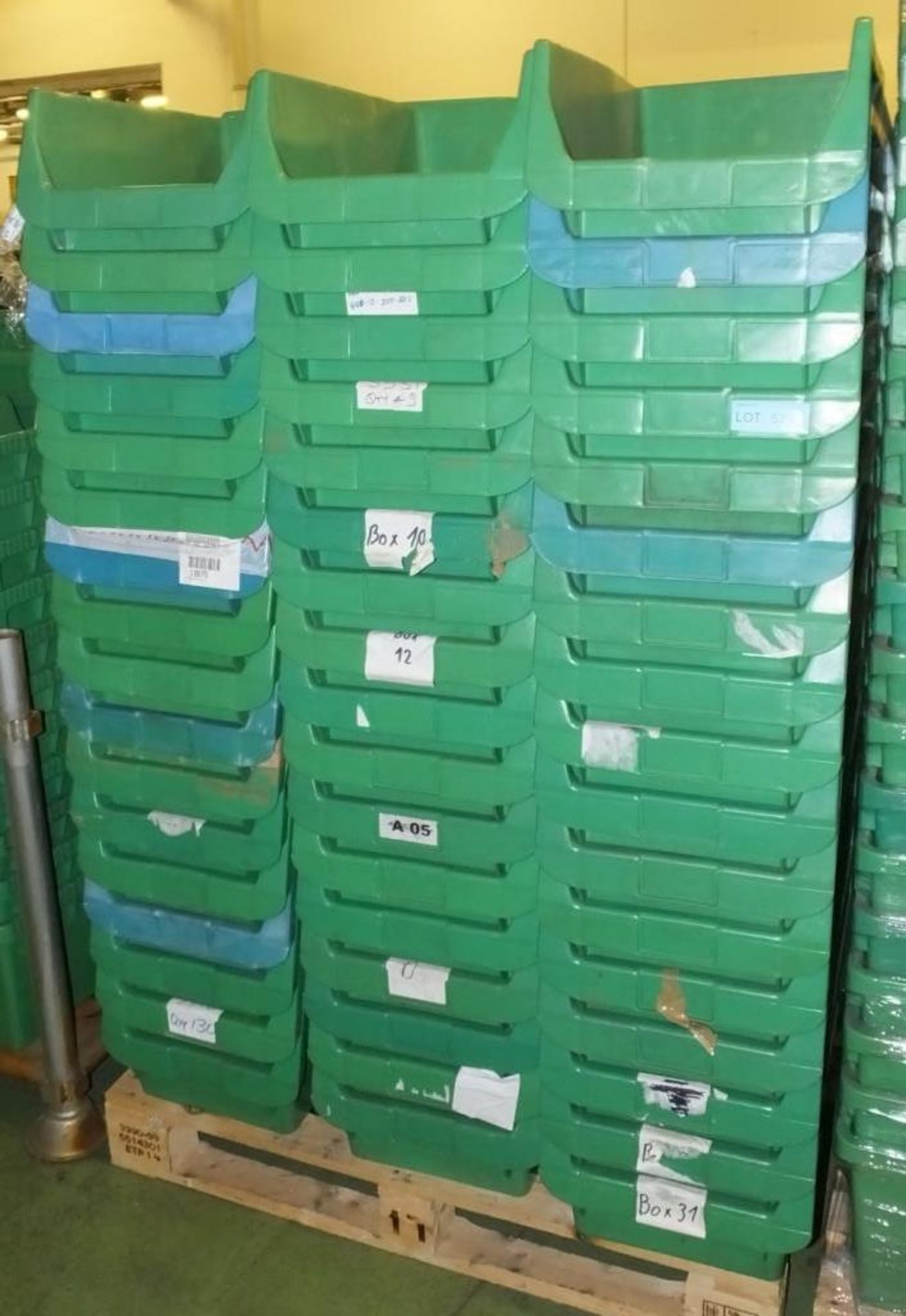 85x Plastic storage bins / trays - non stackable