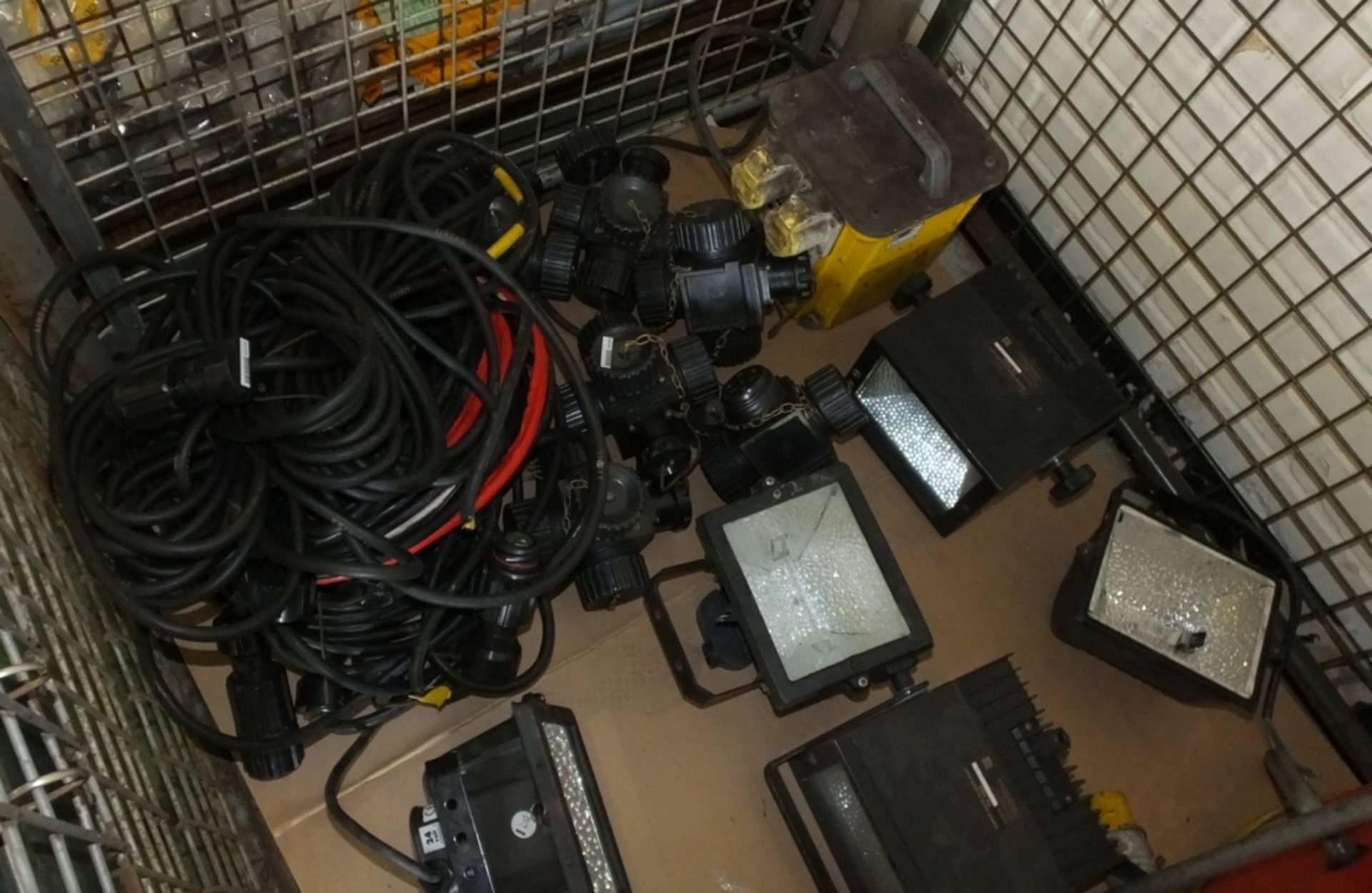 9x Extention Lead, Flood Lamp , 110V Transformer, cable assemblies, 6x 4 Way sockets - Image 3 of 4
