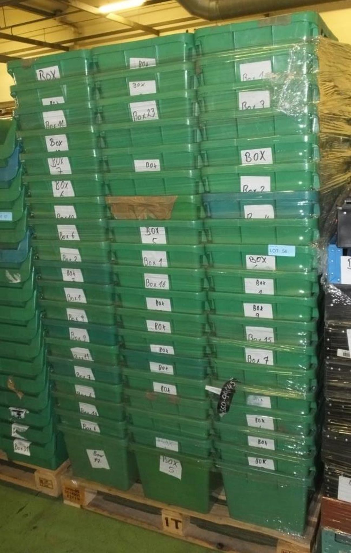95x Plastic storage bins / trays - non stackable