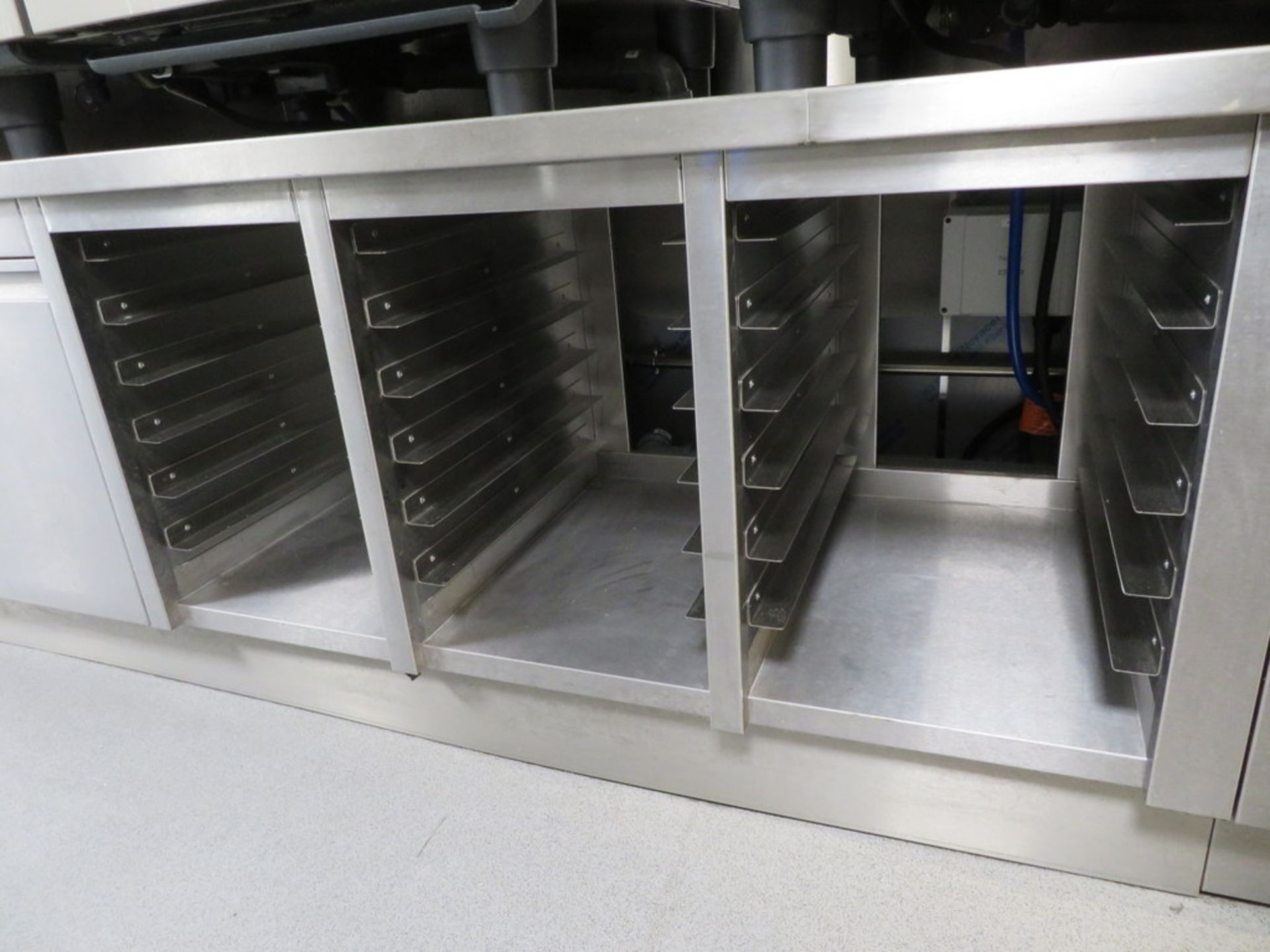 STAINLESS STEEL SIDE UNIT WITH SUNKEN TOP SECTION - Image 6 of 7
