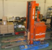 B/T Rolatruc Model Bilsv 1200/8, Manrider Max Lift 6600lb pallet lifter - £5 lift out char