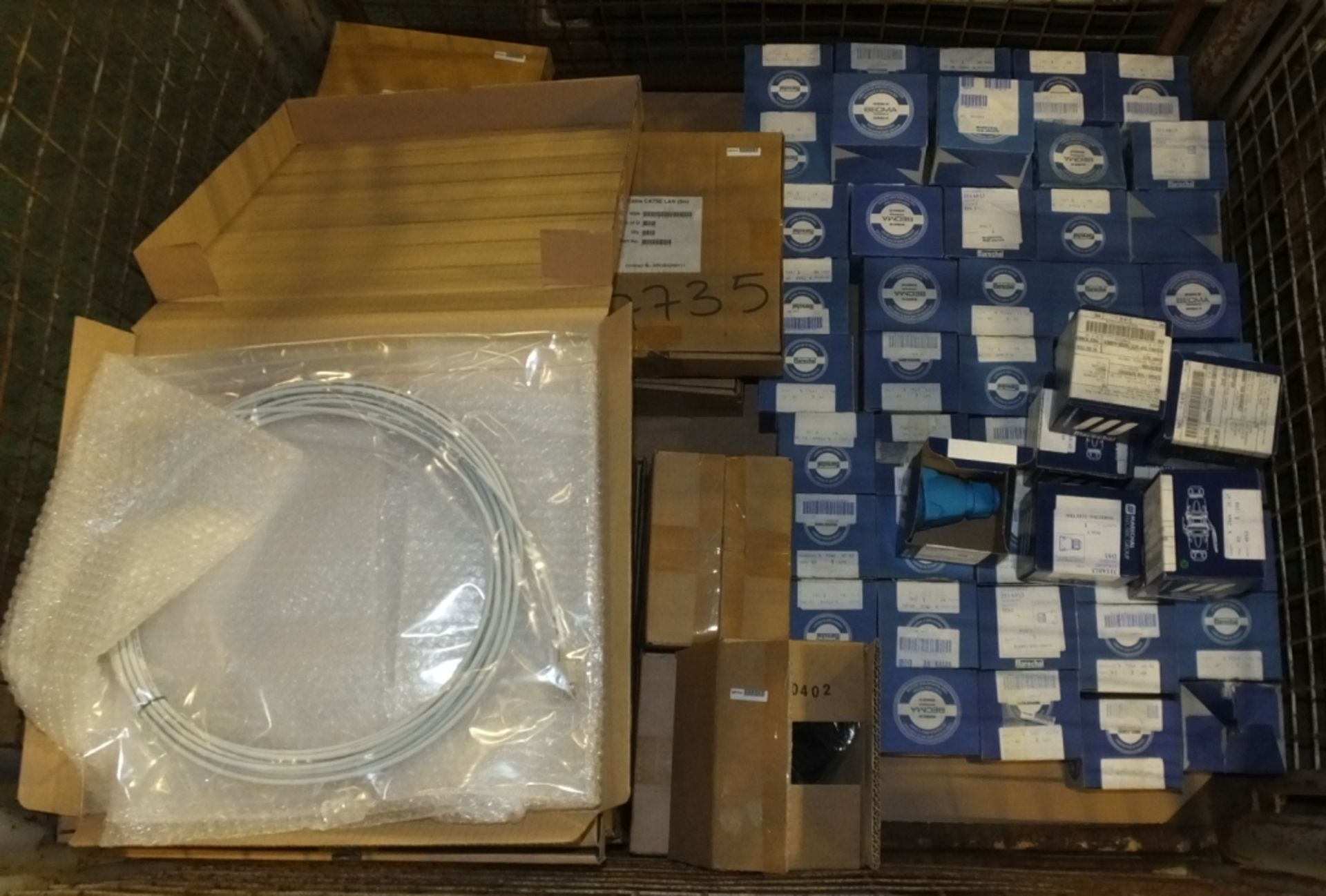 55x Light holders, 10x Cable Cat5E Lan (10m), 3x Cable Cat6 Patch (1m), 4x Cable Cat5E Lan