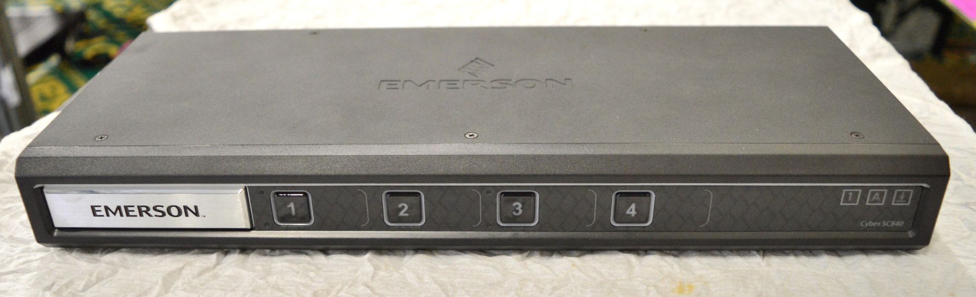 Emerson 4-Port DVI-I Secure KVM Switch SC840. - Image 2 of 3