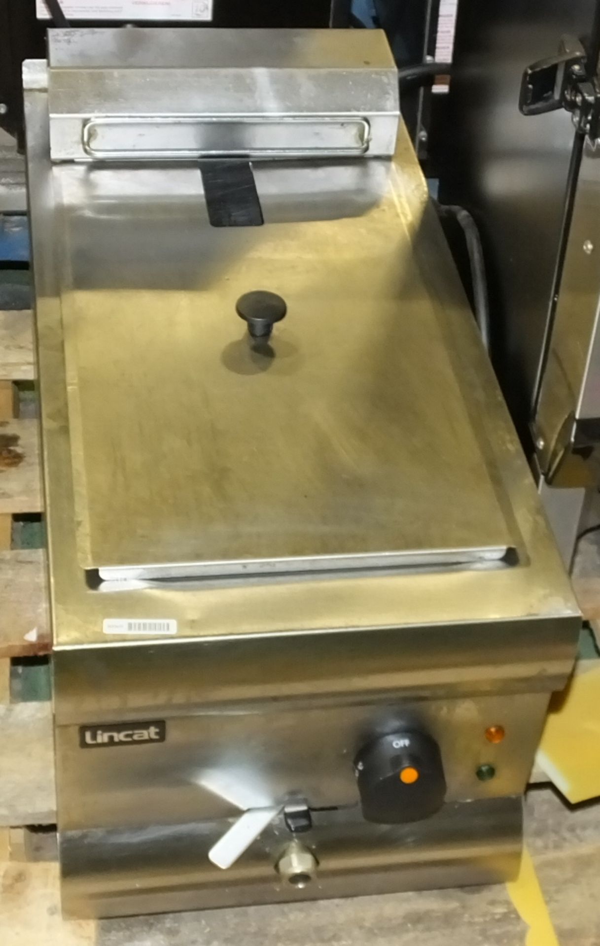 Lincat DF33 single tank fryer. 13A plug