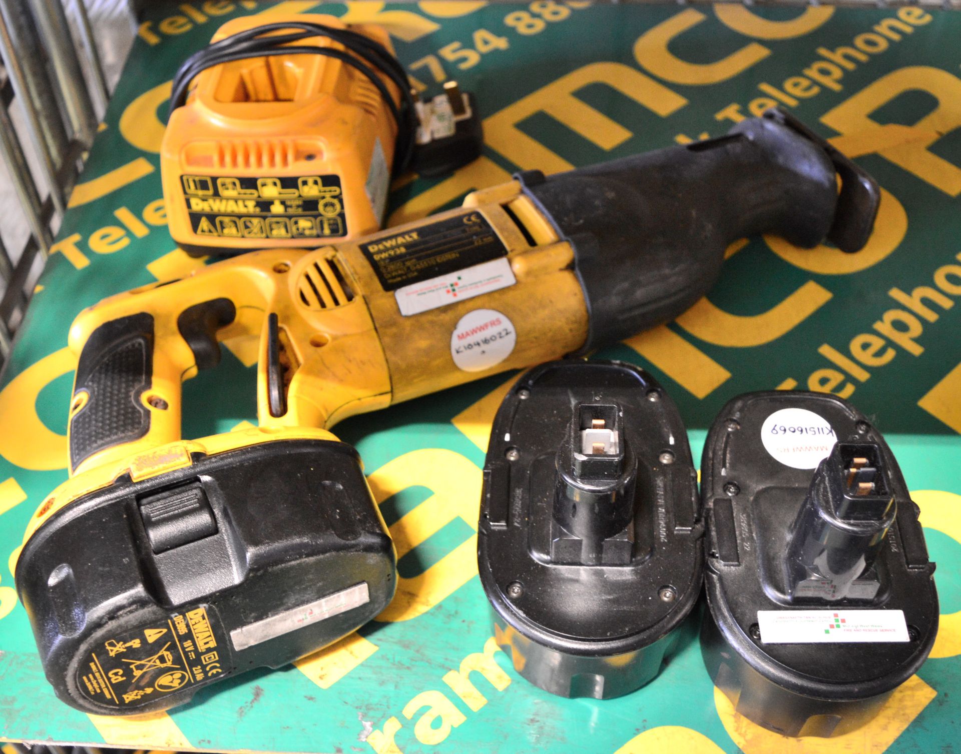 DeWalt DW938 Reciprocating Saw 18V with 1x 2.6Ah & 2x 2.0Ah Batteries & Charger.