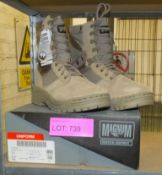 Magnum Lightweight Desert boots - size 4M
