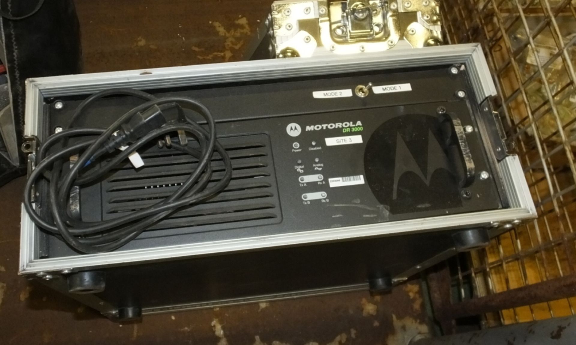 Motorola DR3000 Repeater in carry case, Arial Tri pod stand and associated cables in carry - Image 3 of 3