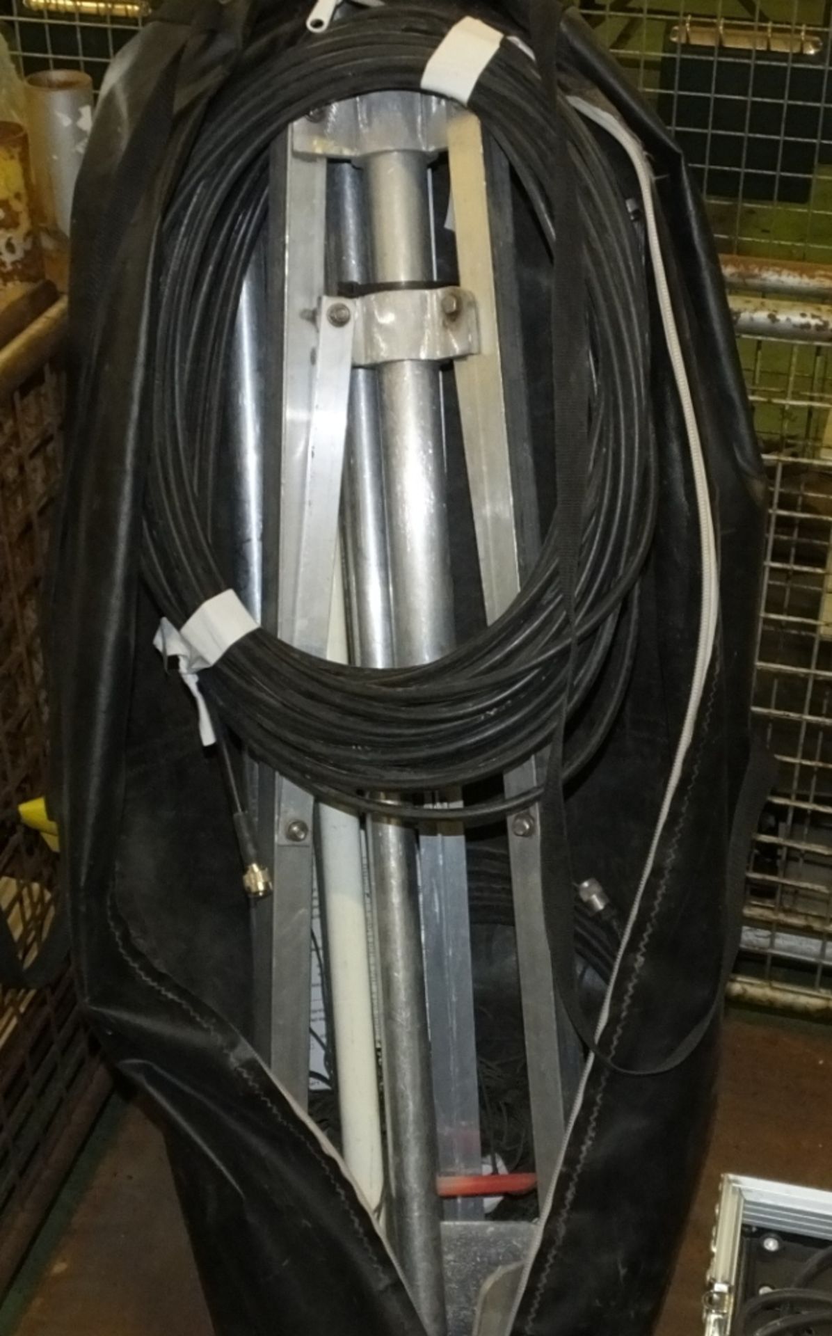 Motorola DR3000 Repeater in carry case, Arial Tri pod stand and associated cables in carry - Image 2 of 3