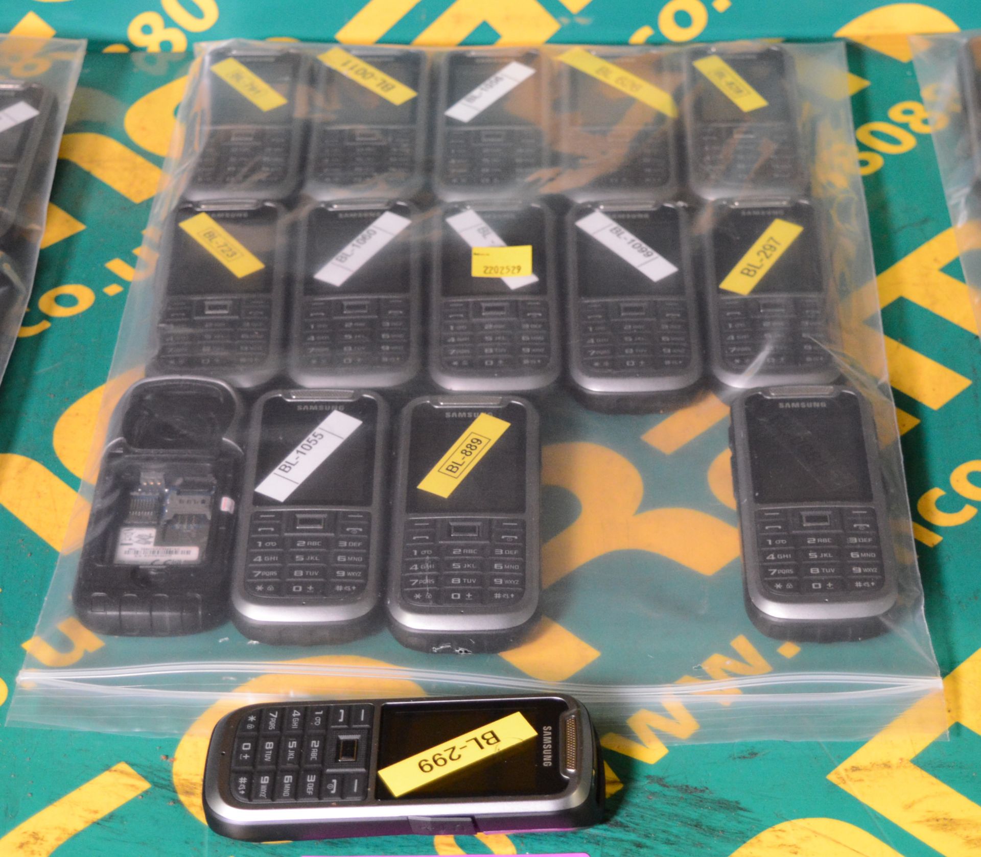 15x Samsung GT-C3350 Mobile Phones - No backs or batteries.