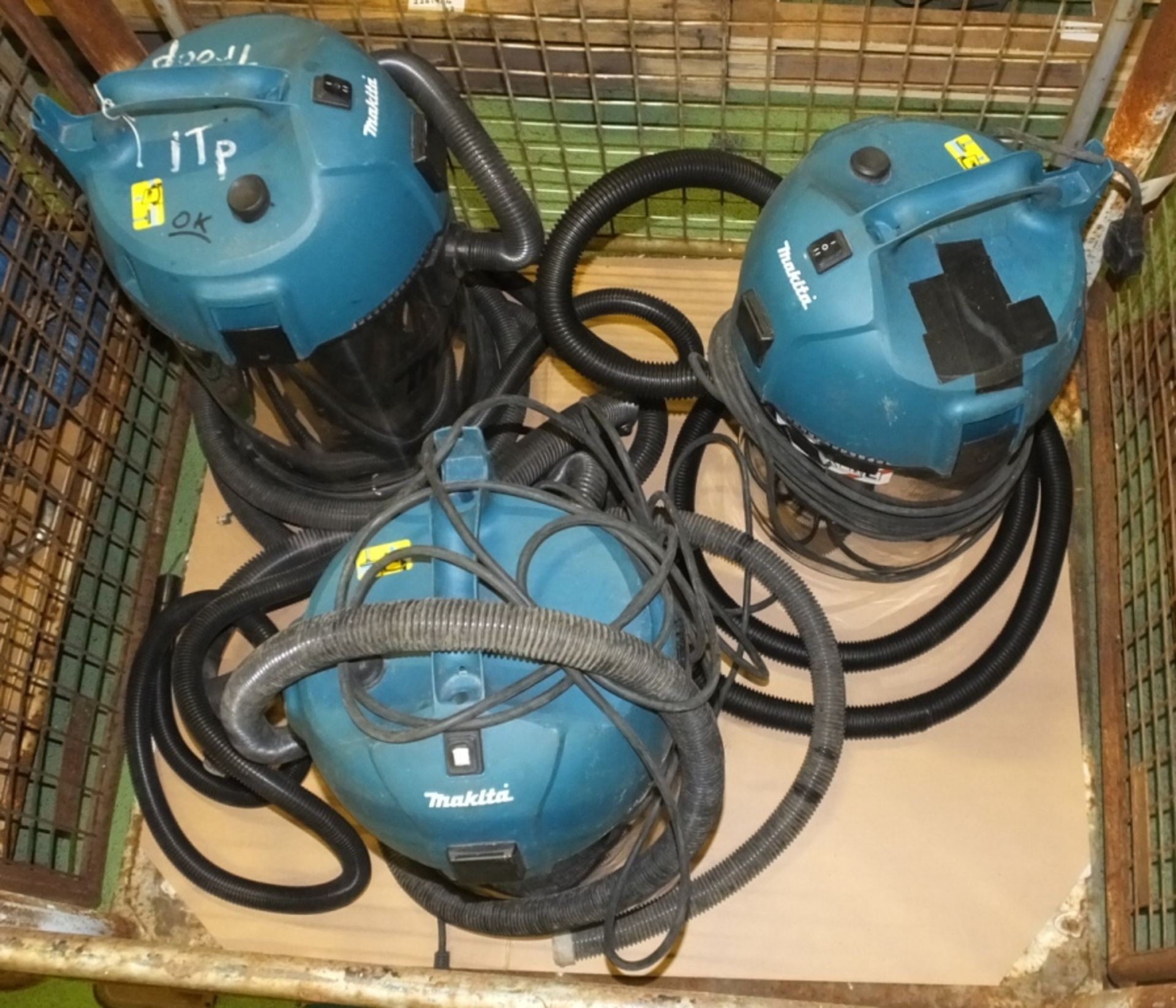3x Makita VC 3511L Vacuum Cleaners