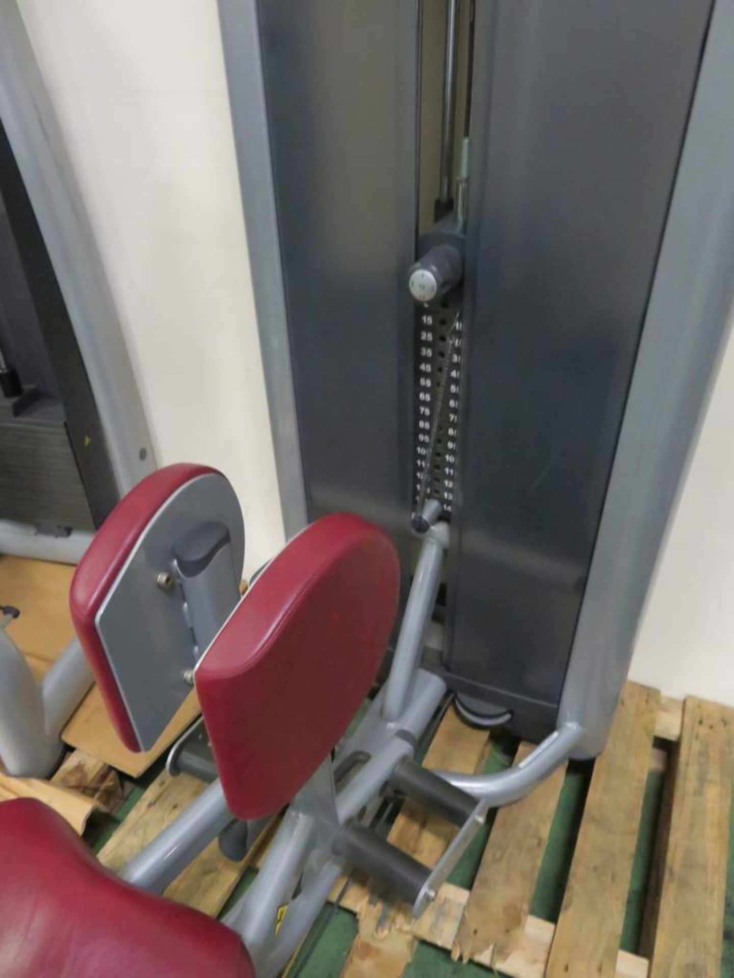 Life Fitness Class: S Hip Adduction Exercise Machine. - Image 4 of 6