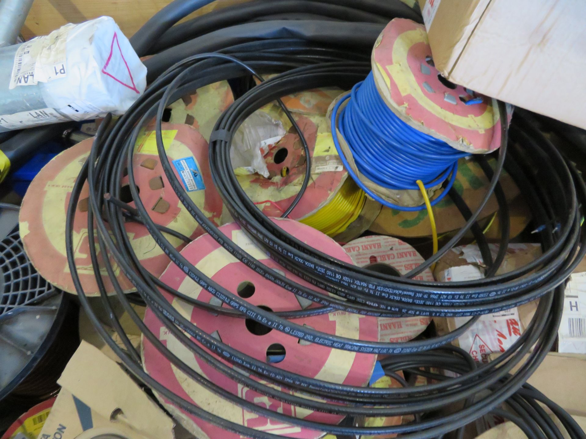 ASSORTED ELECTRICAL CABLE AND FITTINGS - Image 4 of 6