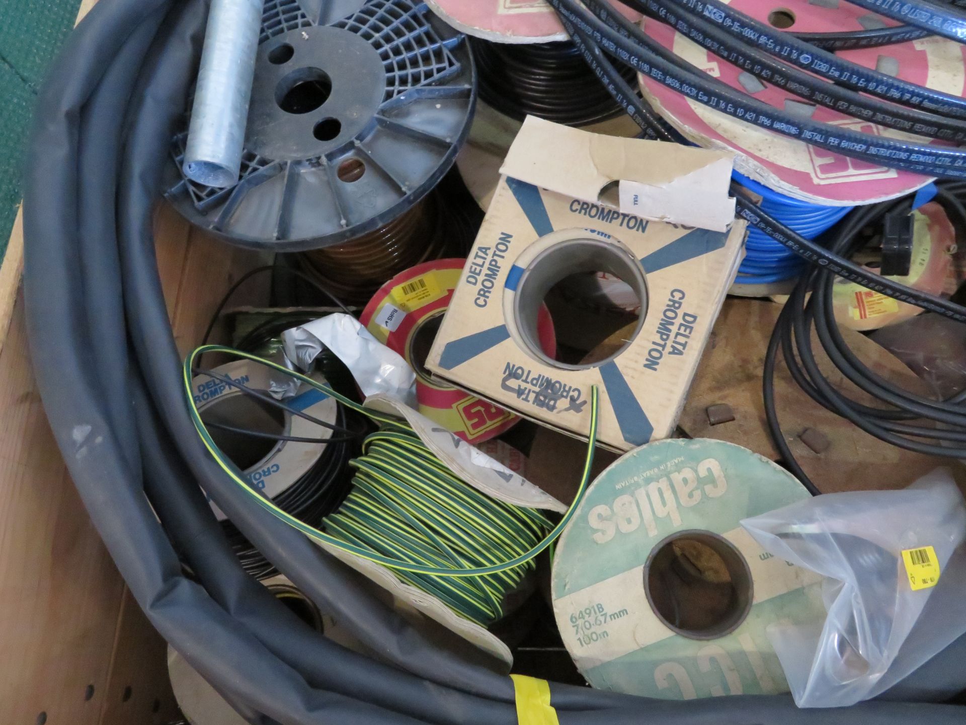 ASSORTED ELECTRICAL CABLE AND FITTINGS - Image 2 of 6