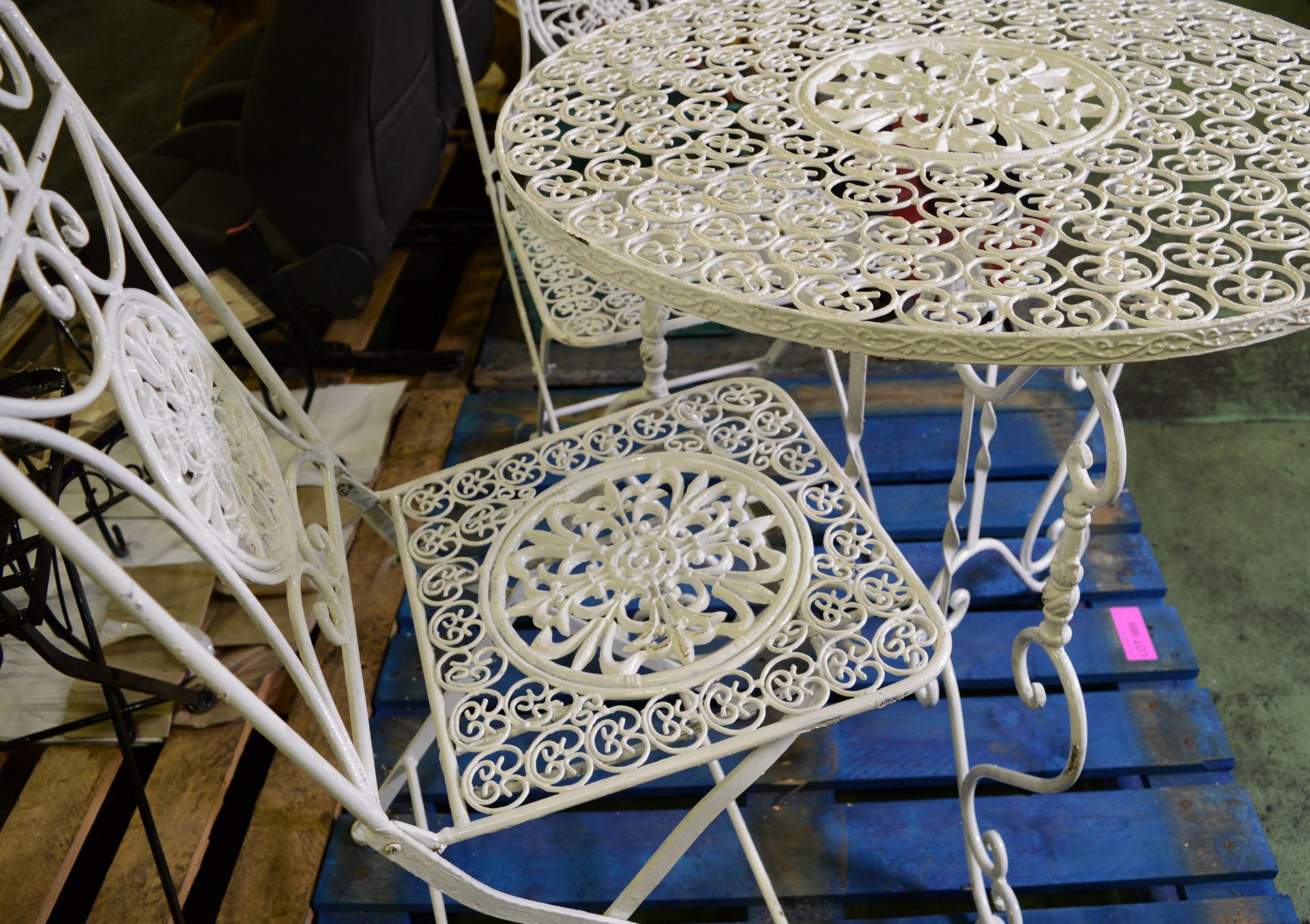 White Painted Iron Table & 2x Folding Chairs. - Image 2 of 3