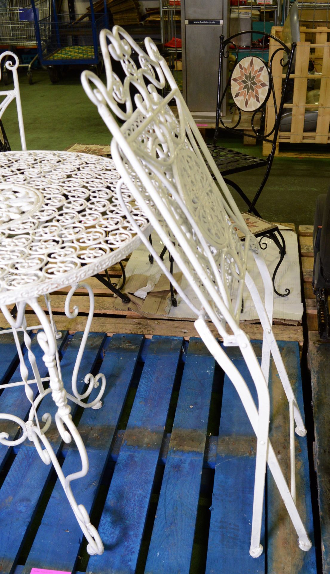 White Painted Iron Table & 2x Folding Chairs. - Image 3 of 3