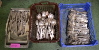 85x Forks, 44x Knives, 50x Spoons. Tray.