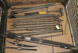 Ground anchoring stakes, Pick heads, Crowbars, Sledgehammer