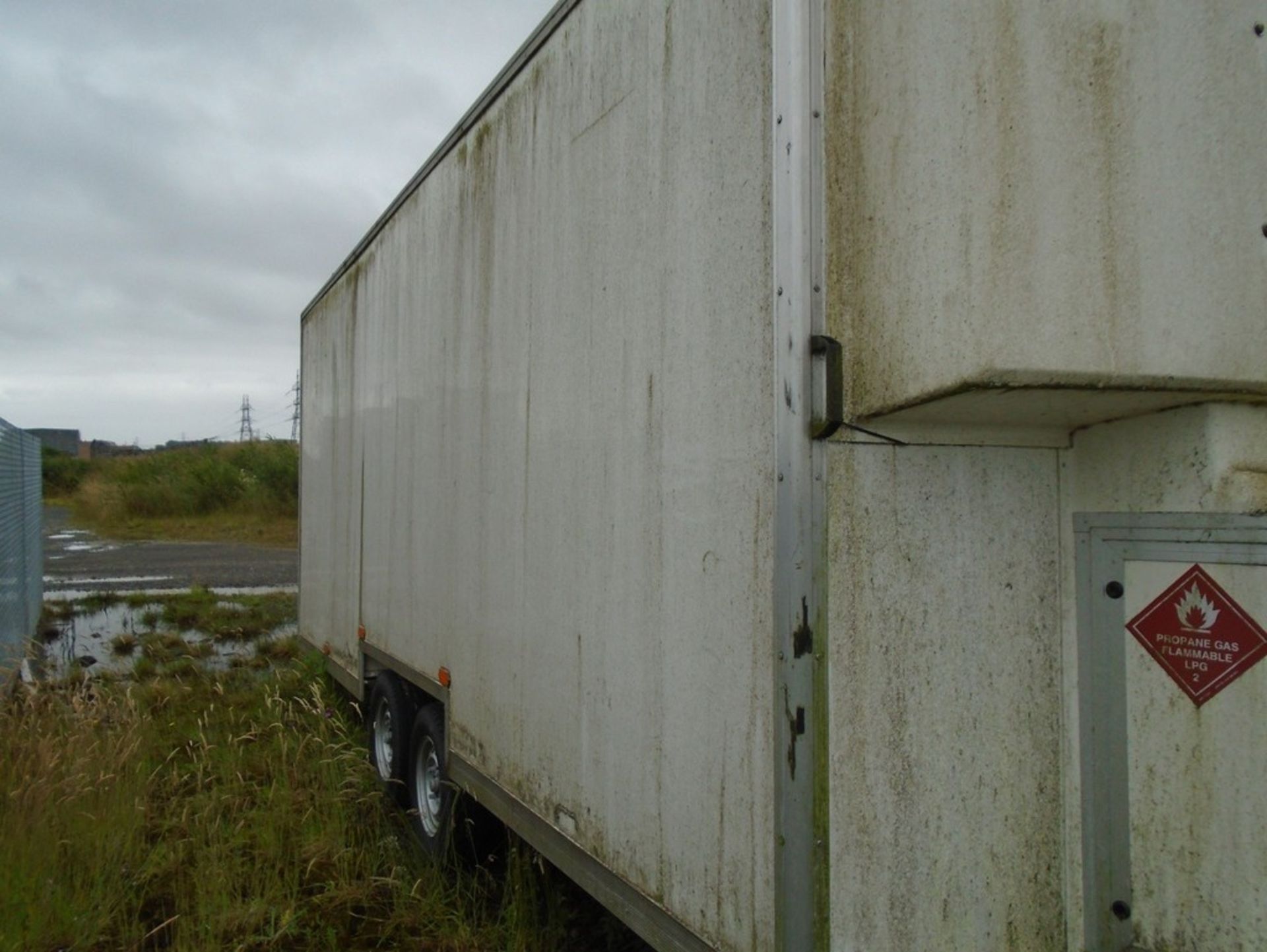 2 X TWIN AXLE FIBREGLAS BODY SHOWER/WELLFARE UNIT TRAILERS (USED FOR ASBESTOS CLEAN UP) - Image 4 of 13