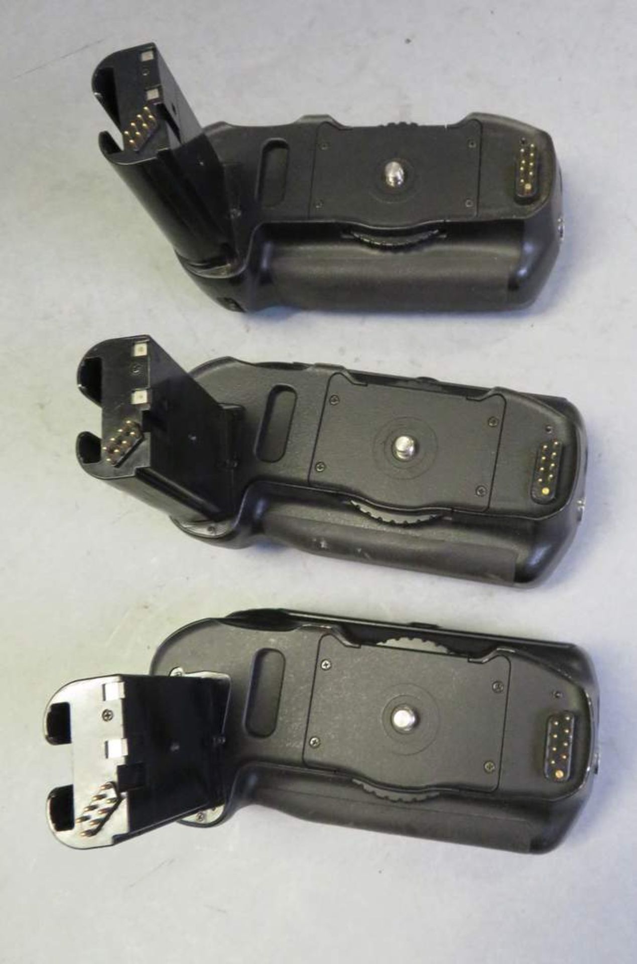 3x Nikon MB-D 100 Battery attachments - Image 2 of 4