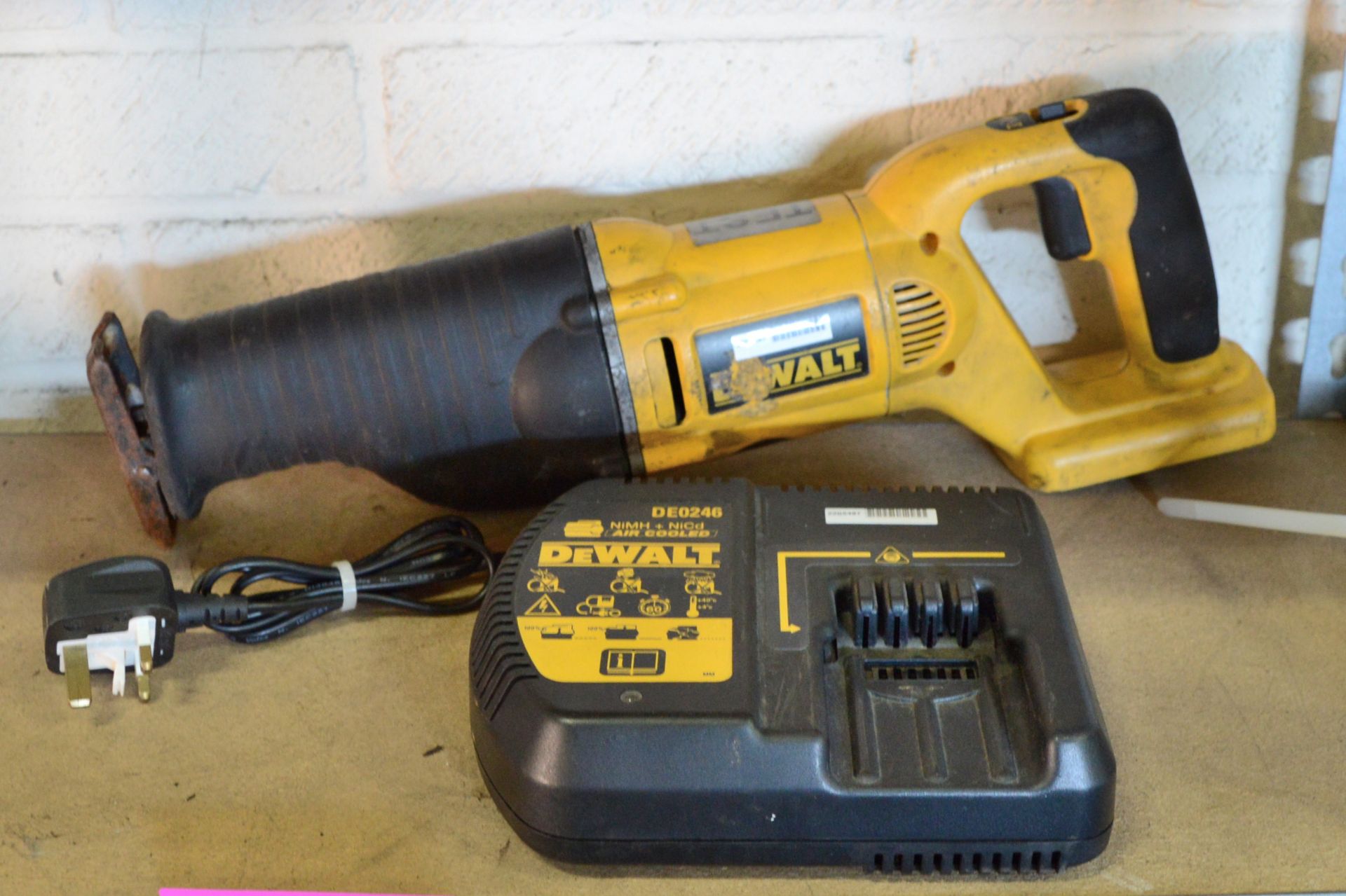 DeWalt DW008 Reciprocating Saw Cordless + Charger