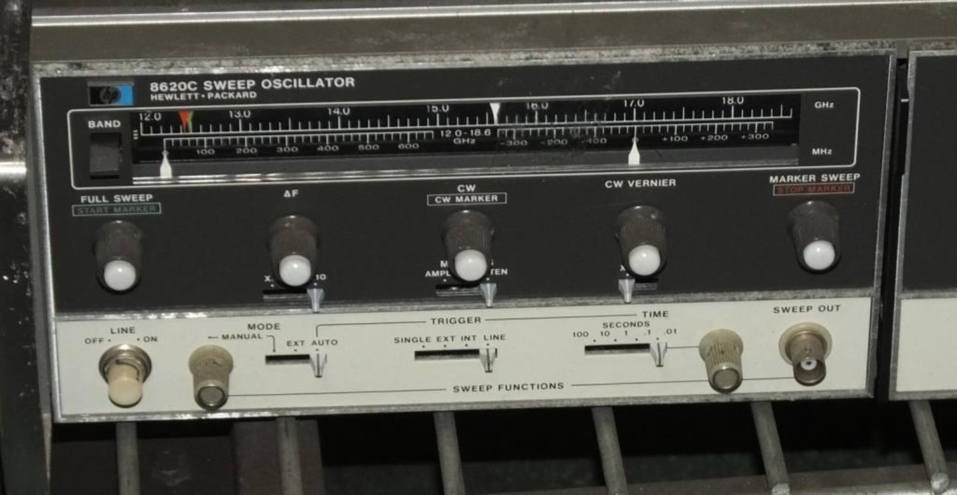 HP 8020C Sweep Oscillator with 86290B RF plug-in 2.0-18.6GHZ - Image 3 of 3