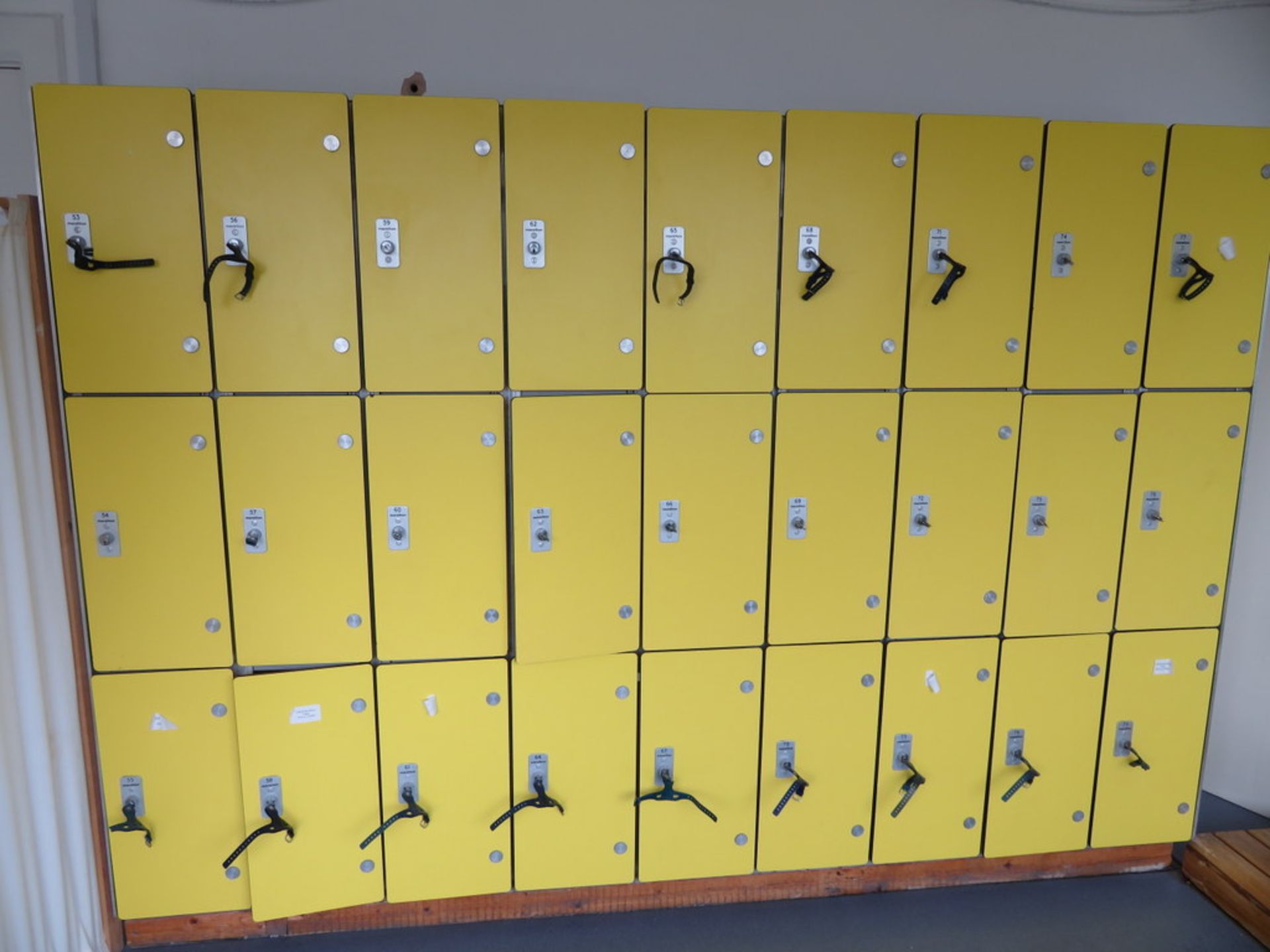 BANK OF 27 (9X3) X MARATHON LOCKERS