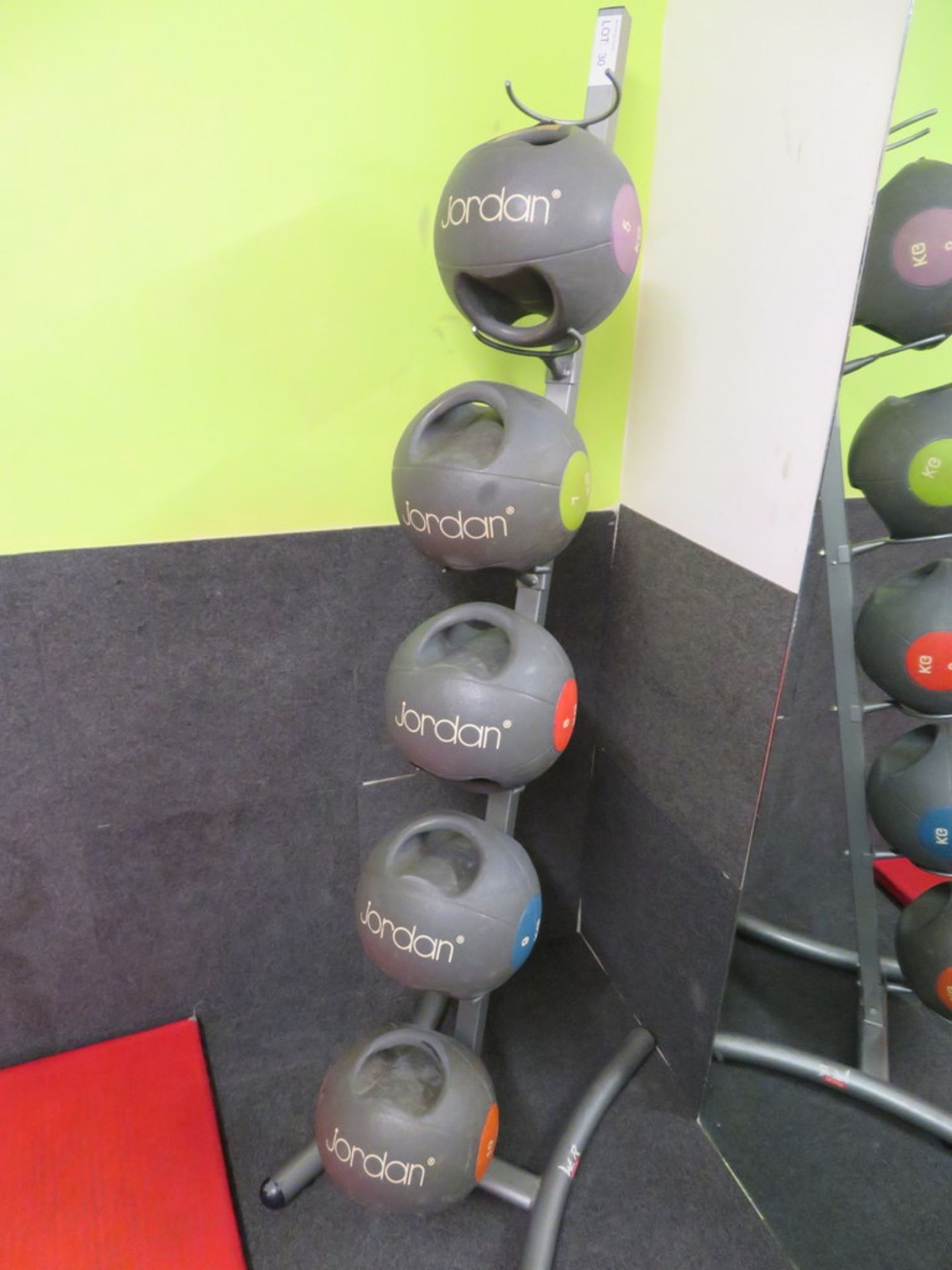 SET OF 5 X JORDAN HANDLED MEDICINE BALLS C/W STAND