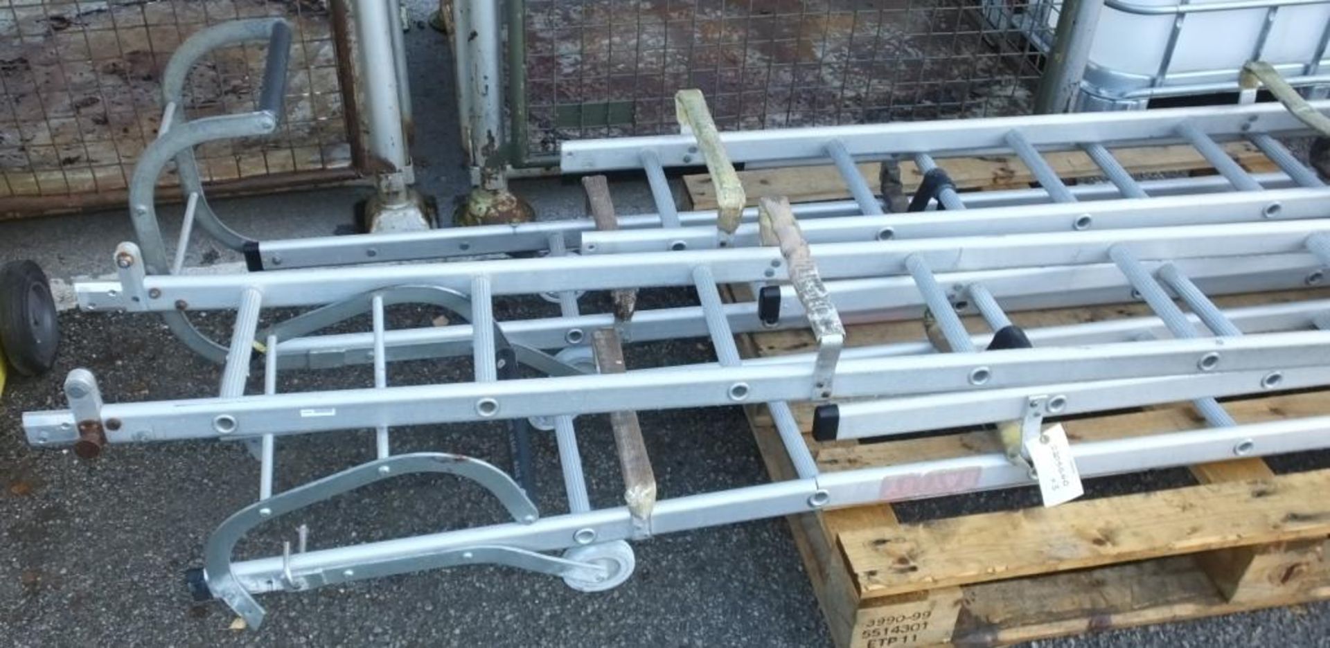 3x Aluminium Roof Ladders 16-Rung - AS SPARES & REPAIRS - Image 4 of 4