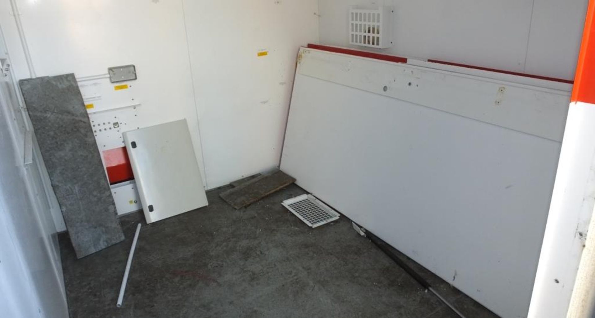 Cabin L 3.5M x W 2.5M x H 2.5M - Door off - £5+ Vat Loading Charge Applied to this Lot - Image 3 of 6