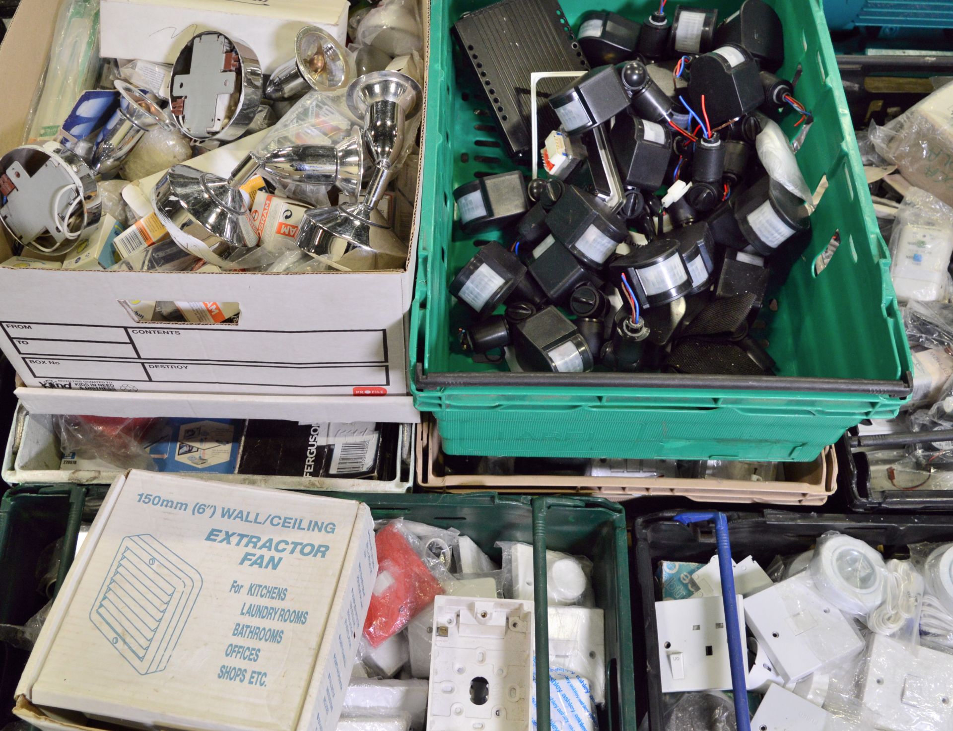 Pallet of Electrical Fittings - Plates, Boxes Lights. - Image 2 of 5