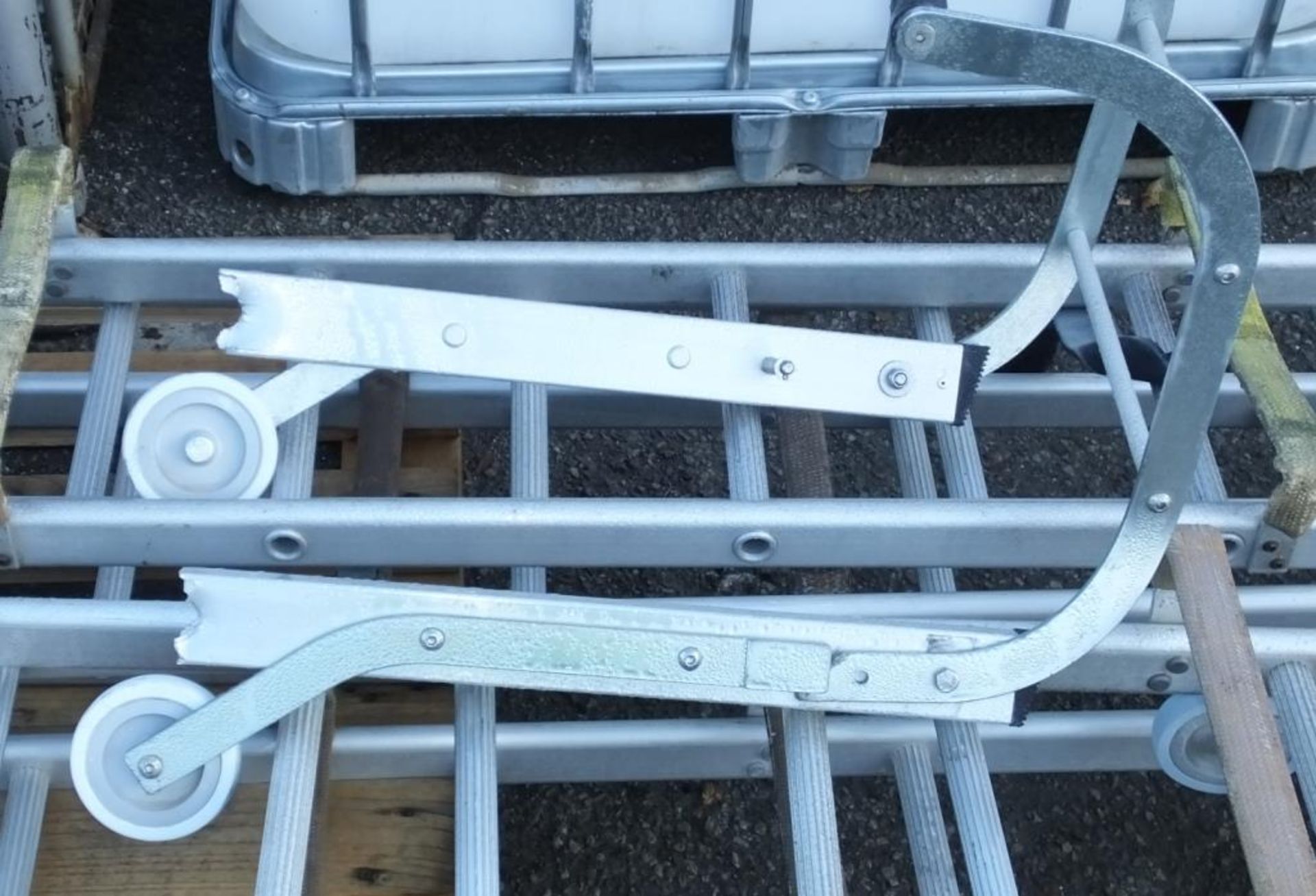 3x Aluminium Roof Ladders 16-Rung - AS SPARES & REPAIRS - Image 3 of 4