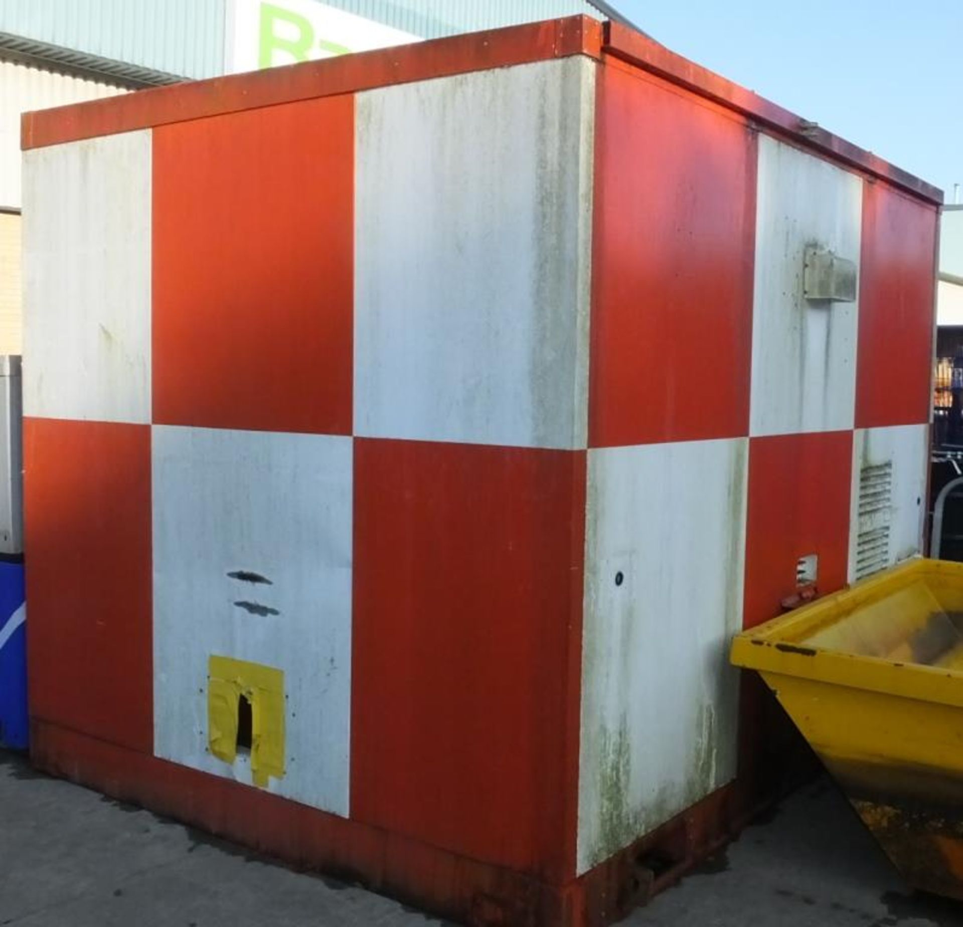 Cabin L 3.5M x W 2.5M x H 2.5M - Door off - £5+ Vat Loading Charge Applied to this Lot