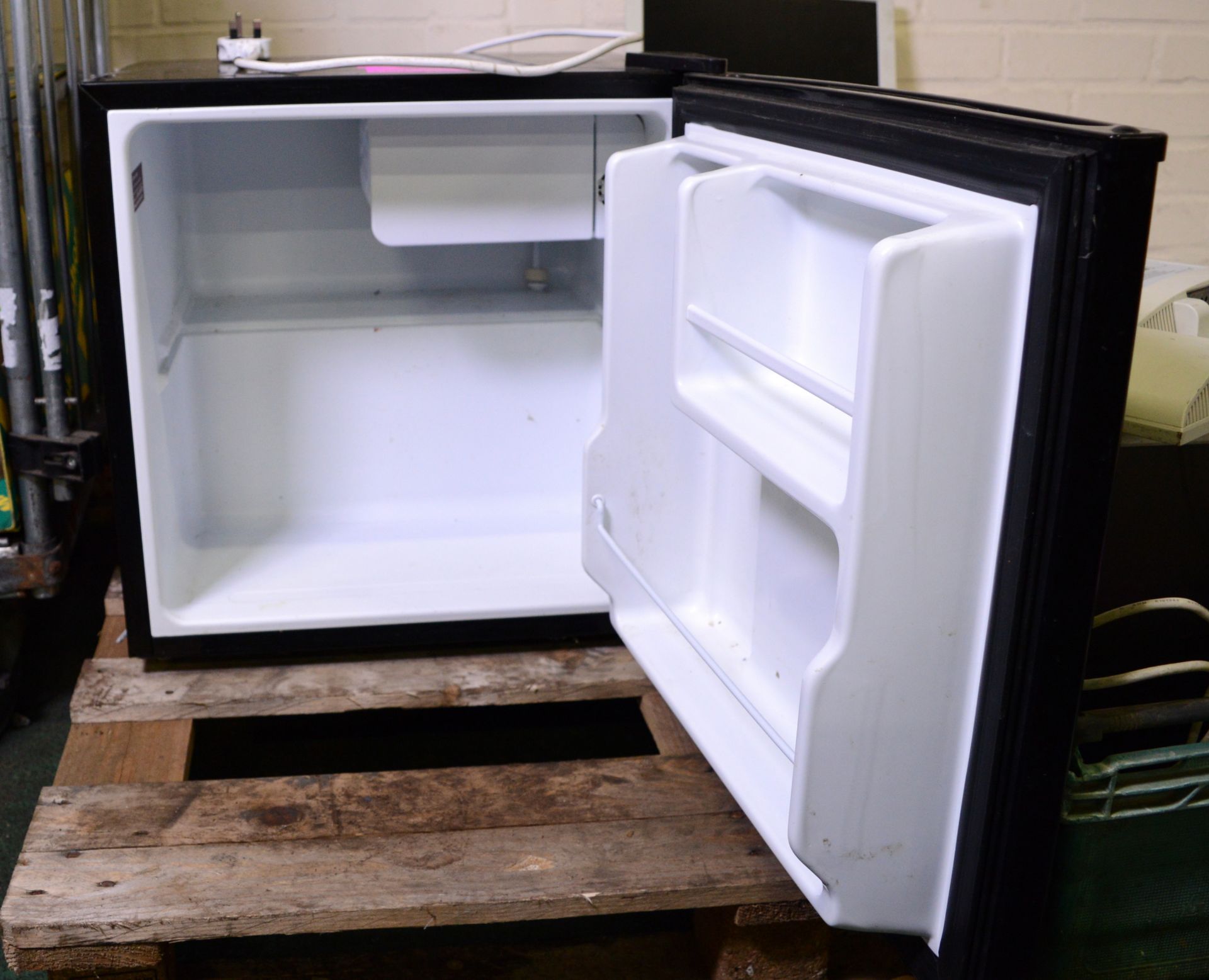 Russel Hobbs Fridge with Freezer Compartment - Working - W 470 x D 440 x H 480mm. - Image 2 of 2