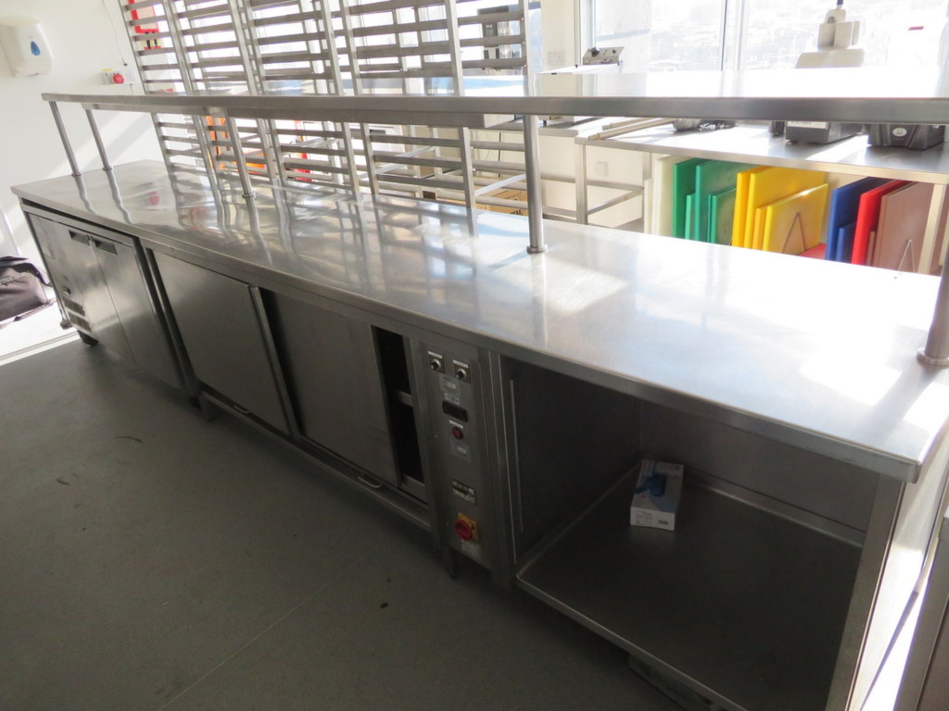 LARGE STAINLESS STEEL SERVING COUNTER AND HOT CUPBOARD WITH OVERSHELF/HOT LAMPS - Image 2 of 4