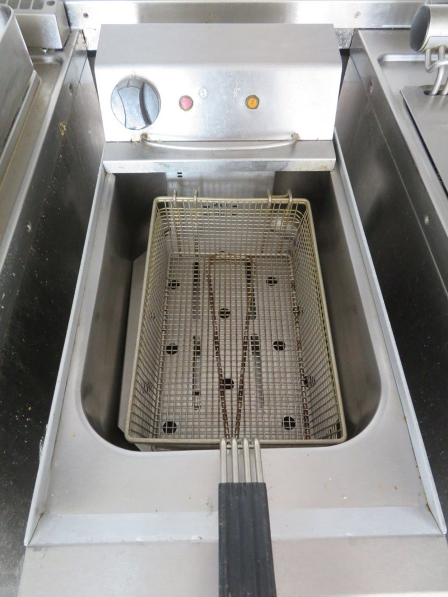 STAINLESS STEEL SINGLE BASKET ELECTRIC DEEP FAT FRYER - Image 3 of 3