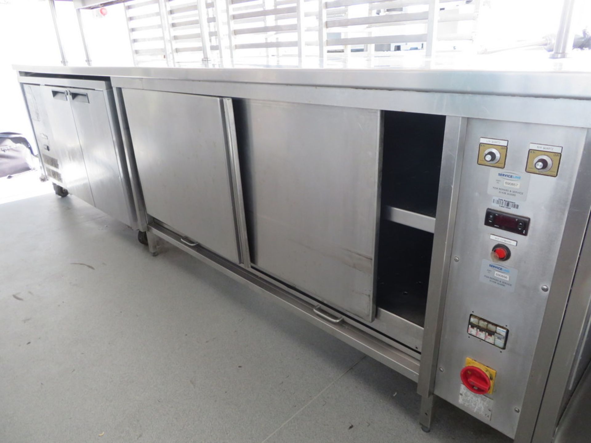 LARGE STAINLESS STEEL SERVING COUNTER AND HOT CUPBOARD WITH OVERSHELF/HOT LAMPS - Image 3 of 4