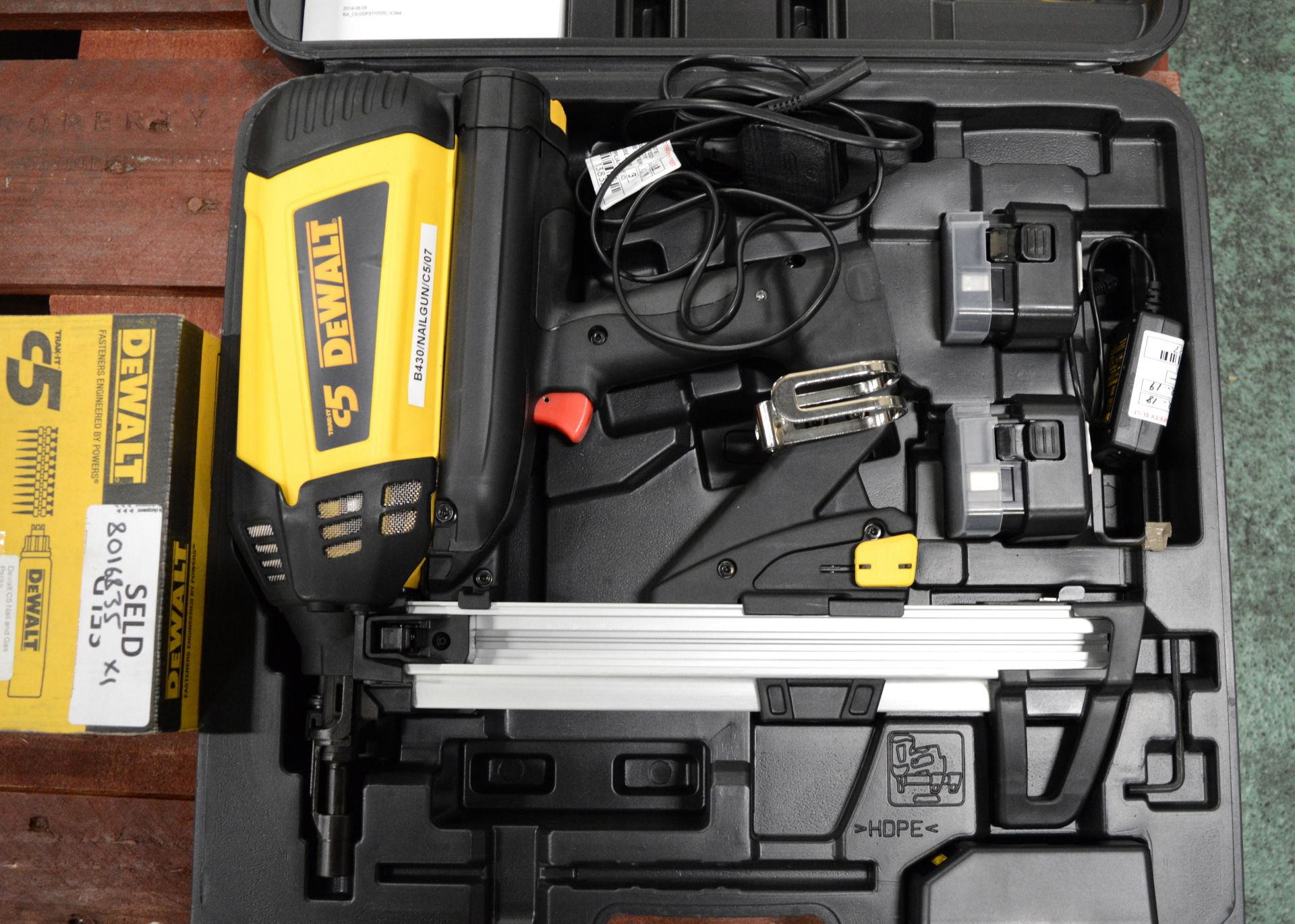 DeWalt C5 Trak-It Gas Actuated Nail Gun with Nails & Gas Cartridges. - Image 2 of 4