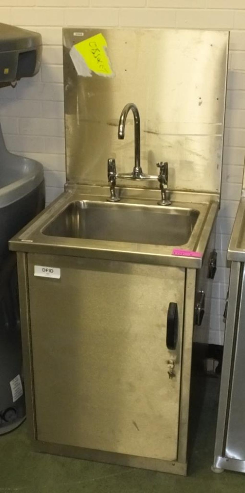 Miltech Sink Single Free Standing L630 xW640 x H1520mm