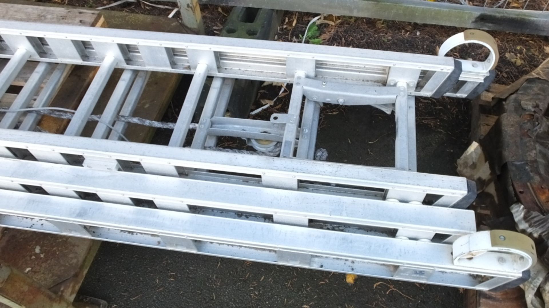 Aluminium Triple Ladder 15-Rung Per Section - COLLECTION ONLY - Image 2 of 4