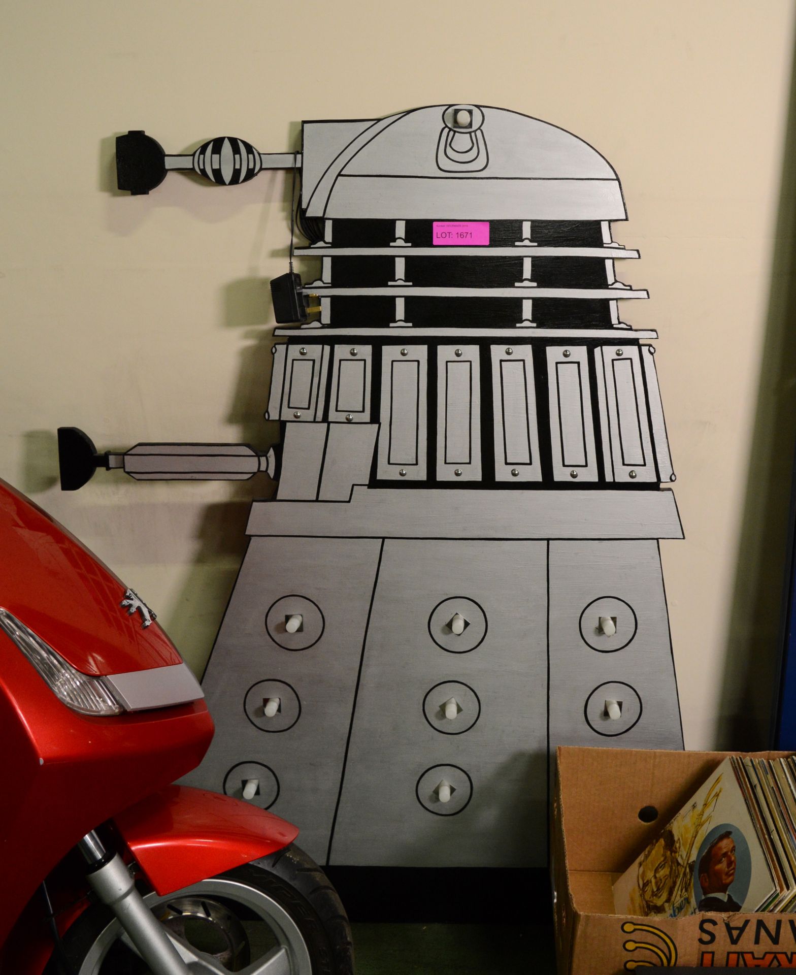 Dr Who Dalek Full Size Cut-Out with Working Lights. - Image 3 of 3