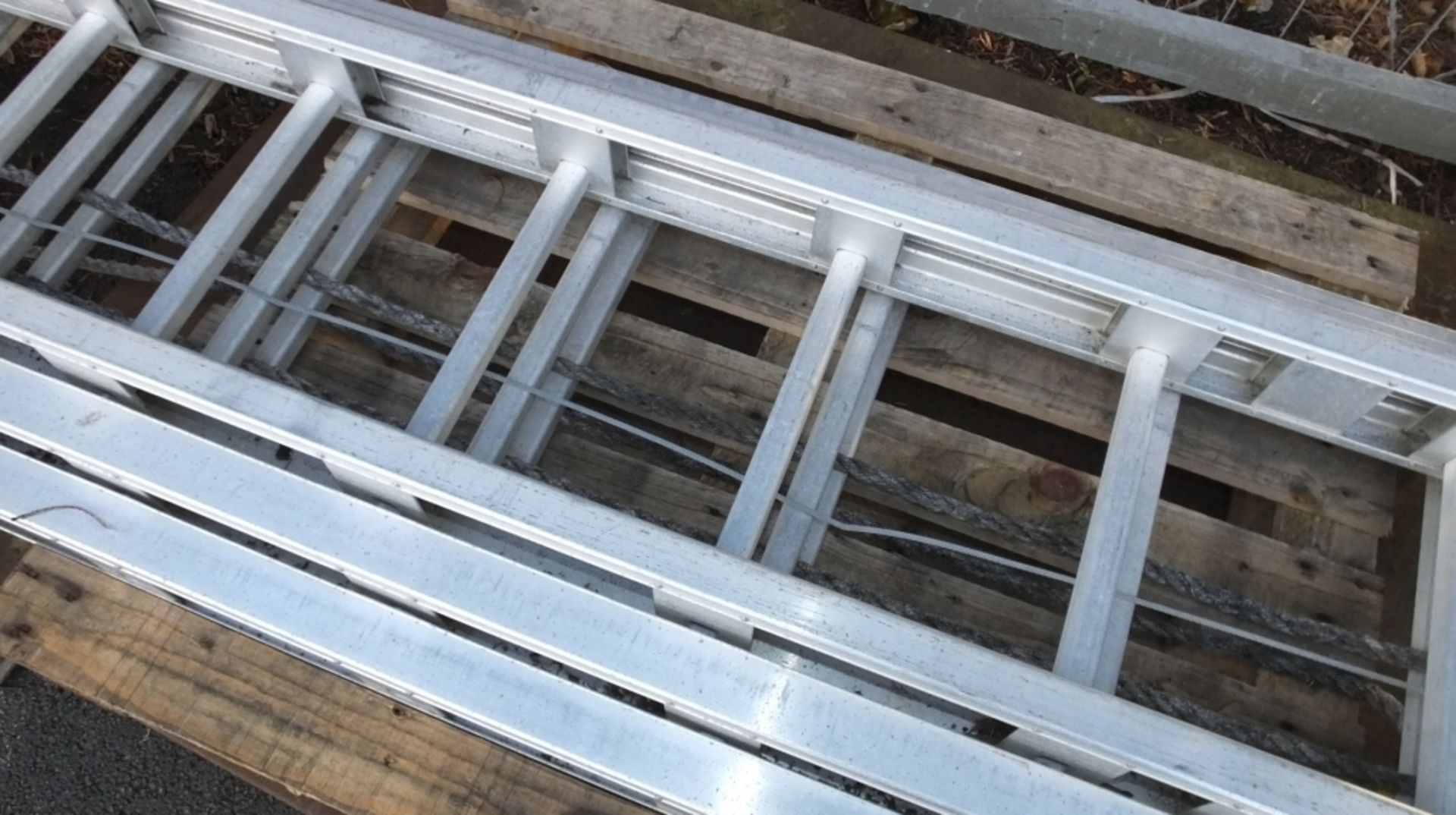 Aluminium Triple Ladder 15-Rung Per Section - COLLECTION ONLY - Image 3 of 4