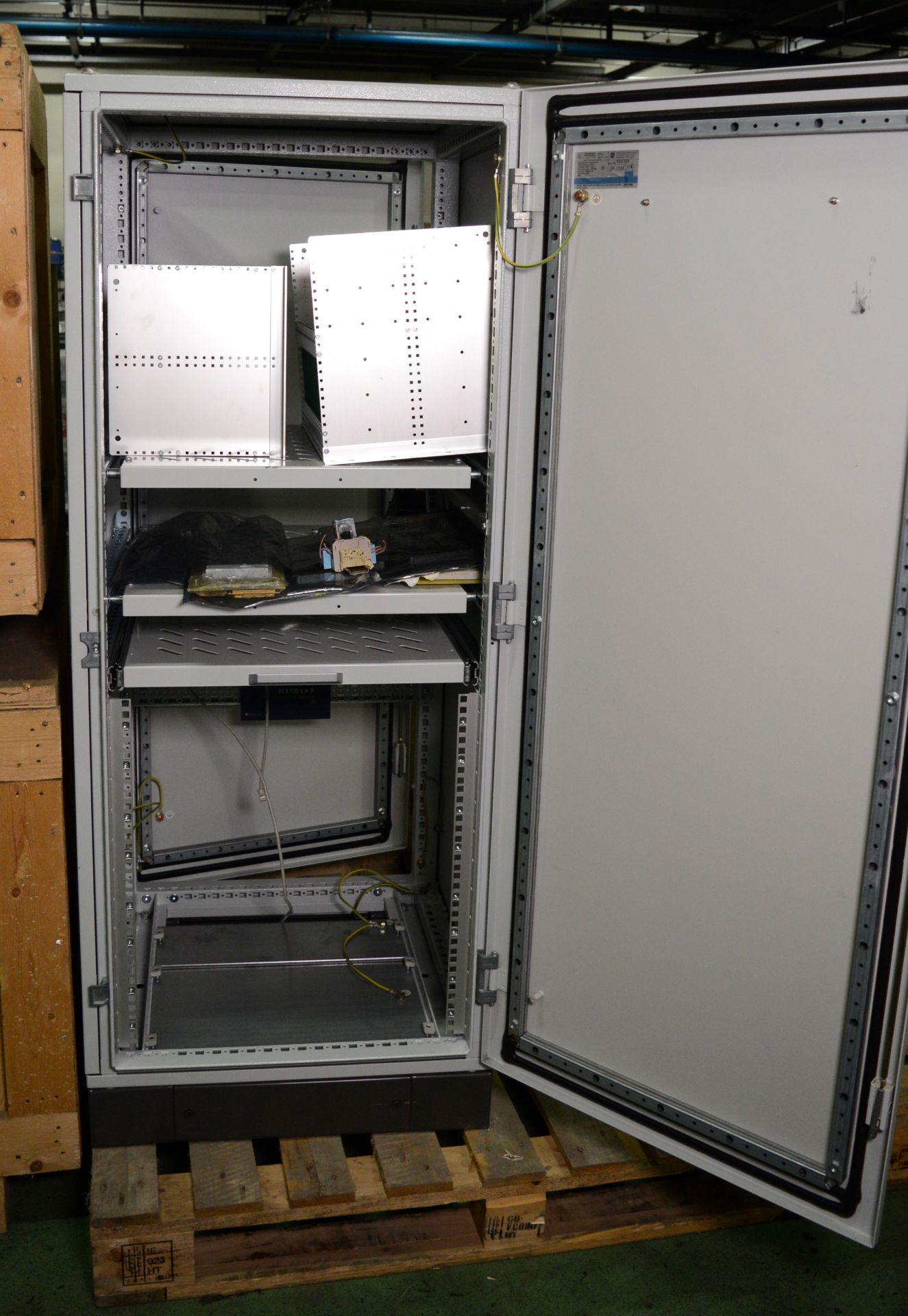 19" Electrical Racking Cabinet W600 x D600 x H1500mm. - Image 2 of 2